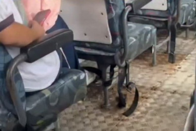 Ônibus escolar com infiltrações e piso danificado revolta famílias e amplia cobranças por melhorias em Quissamã