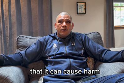 Poatan se revolta com golpes ilegais no UFC Casa Branca e detona árbitro: 'Não é homem'