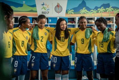 Alice Carvalho surge caracterizada como jogadora Marta em imagem de cinebiografia