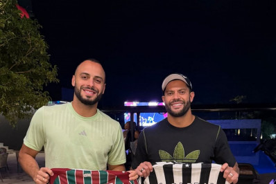 Jogadores de Botafogo e Fluminense se encontram e trocam camisas