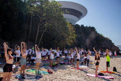 Yoga na Praia celebra o Dia Mundial do Yoga com prática gratuita na Praia da Boa Viagem