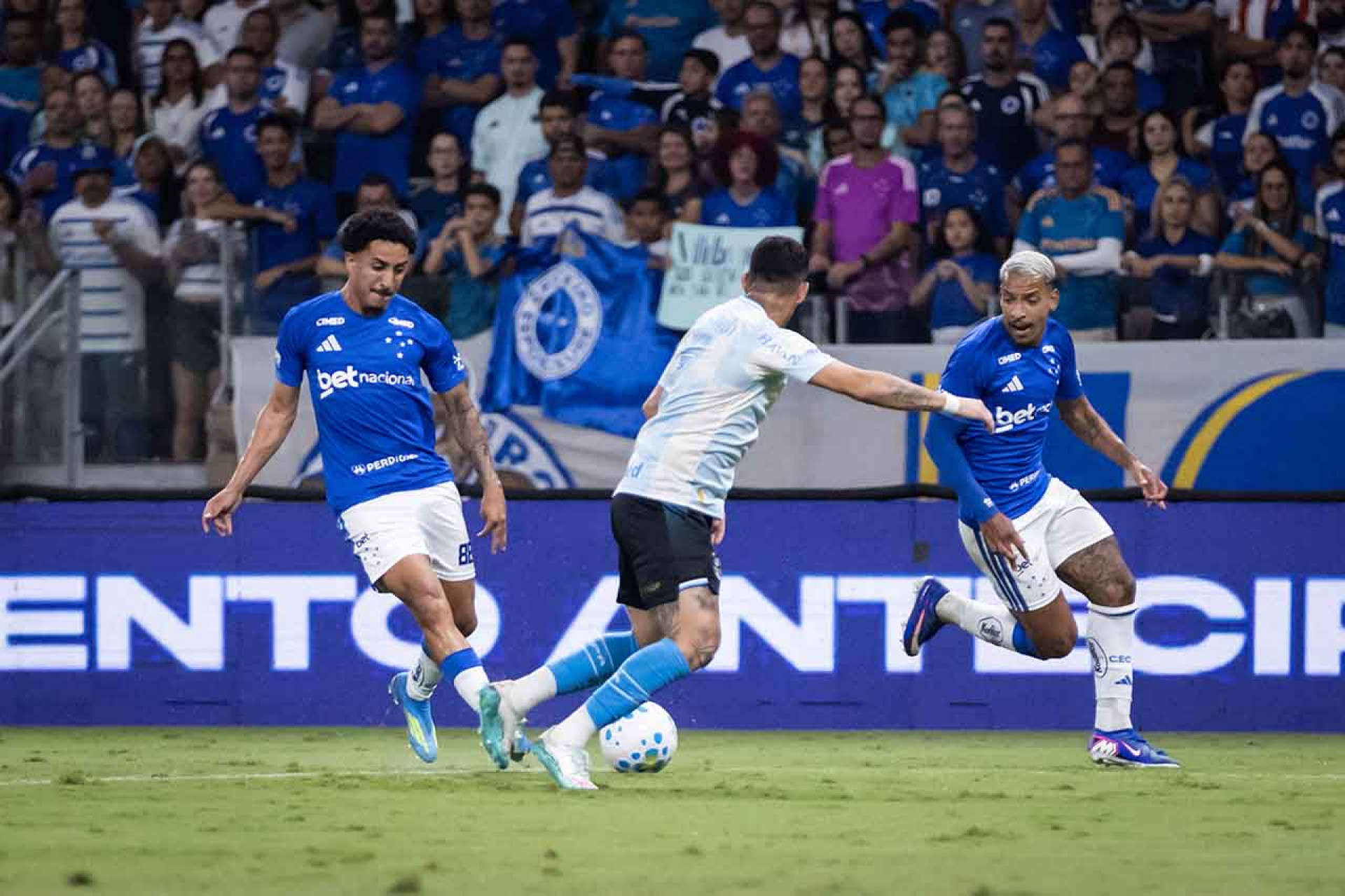 Cruzeiro x Gr&ecirc;mio, no Mineir&atilde;o.

Foto: Gustavo Aleixo/Cruzeiro 

IMPORTANTE: Imagem destinada a uso institucional e divulga&ccedil;&atilde;o, seu uso comercial est&aacute; vetado incondicionalmente por seu autor e o Cruzeiro Esporte Clube. 

IMPORTANT: image intended for institutional use and distribution. Commercial use is prohibited unconditionally by its author and Cruzeiro Esporte Clube.