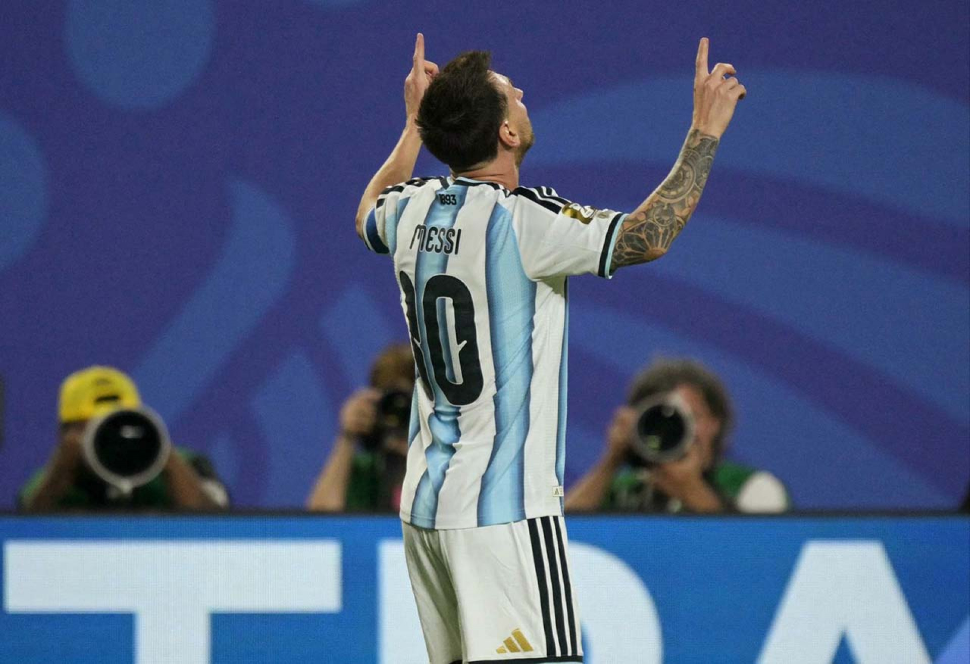 Henry e Ibrahimovic se rendem ao brilho de Messi na estreia pela Copa: “Ele &eacute; especial”