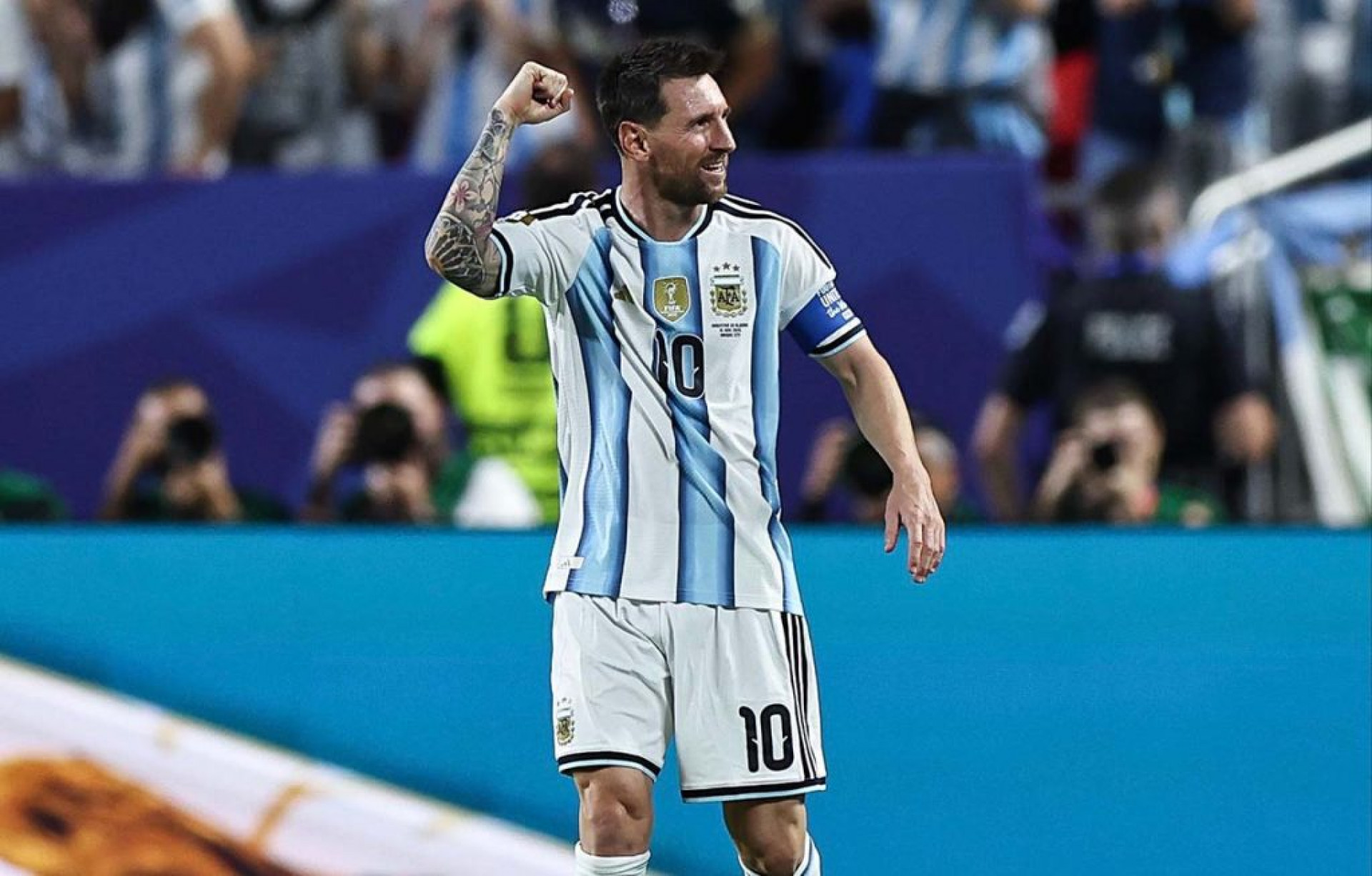 Messi d&aacute; show, entra para a hist&oacute;ria das Copas, e Argentina vence a Arg&eacute;lia