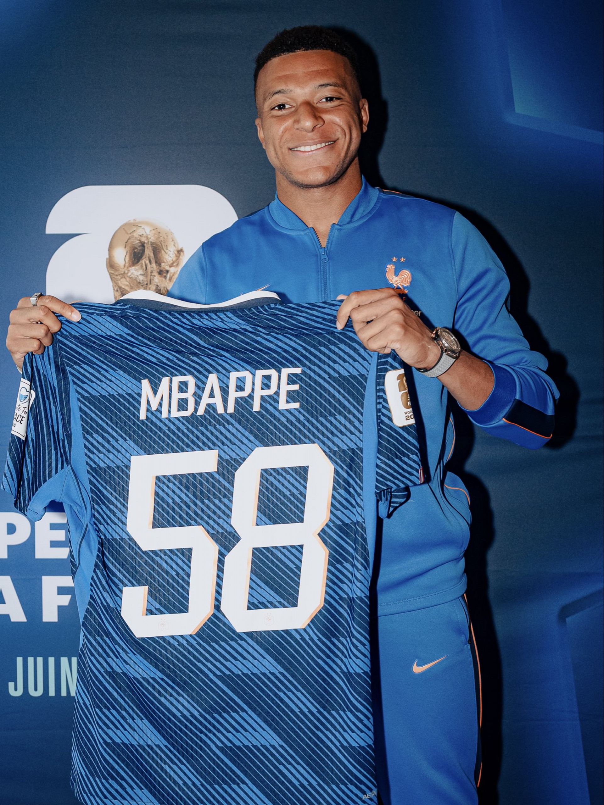Mbappé recebe homenagem após se tornar o maior artilheiro da seleção francesa