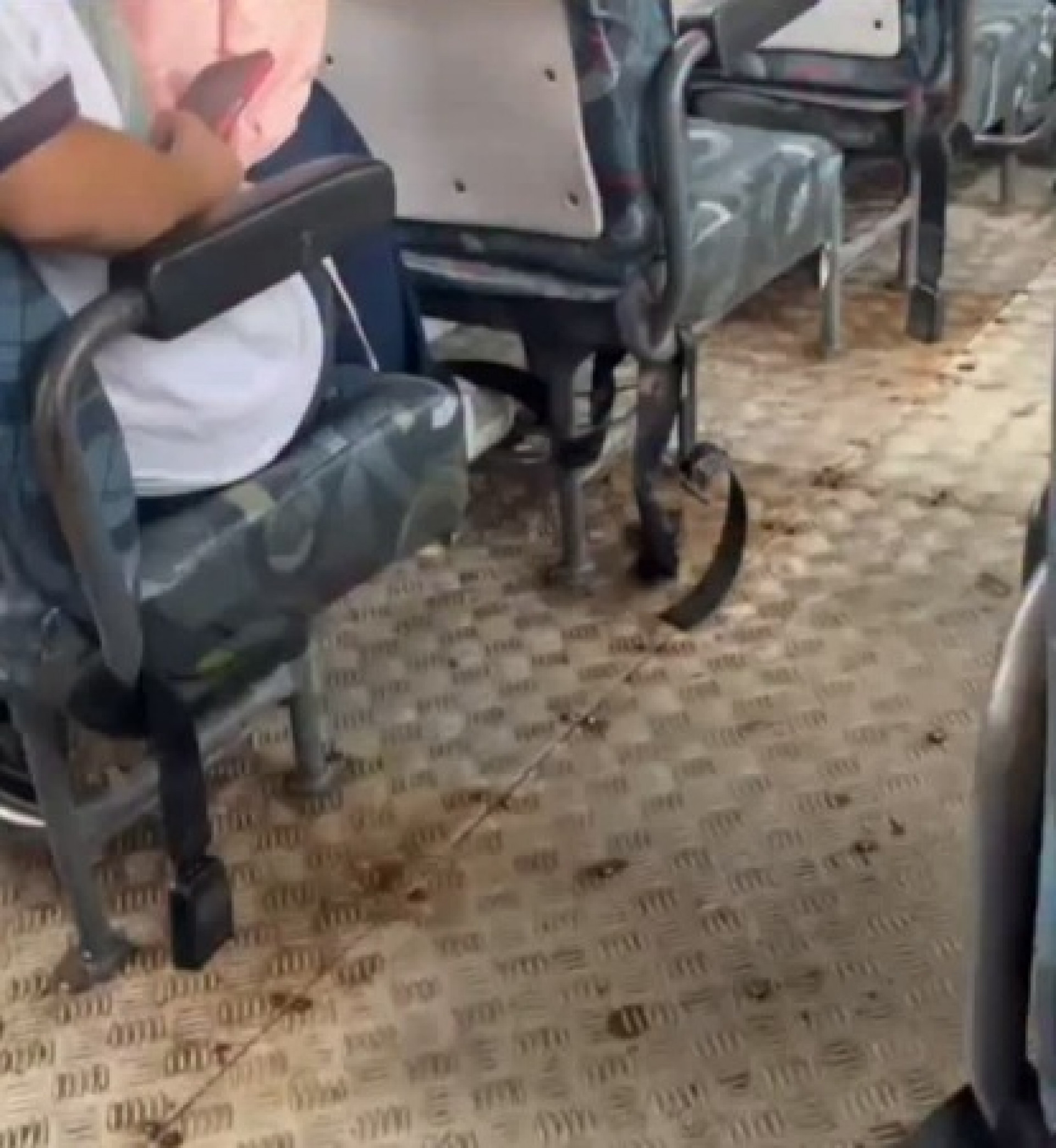 Imagens mostram problemas estruturais em ônibus escolar utilizado por estudantes de Quissamã e geram indignação entre moradores