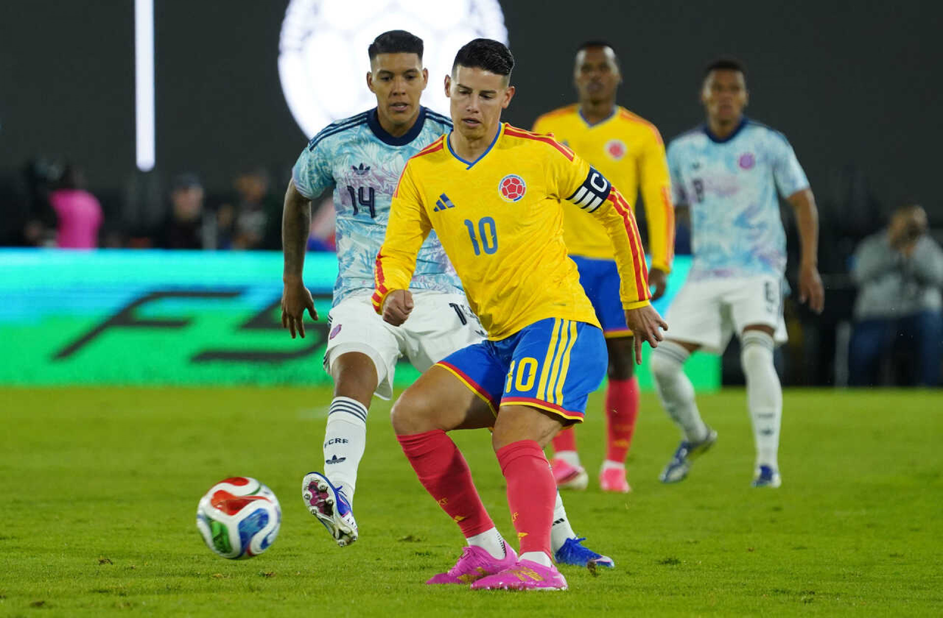 T&eacute;cnico da Col&ocirc;mbia exalta James antes da estreia na Copa: “D&aacute; clareza ao jogo”