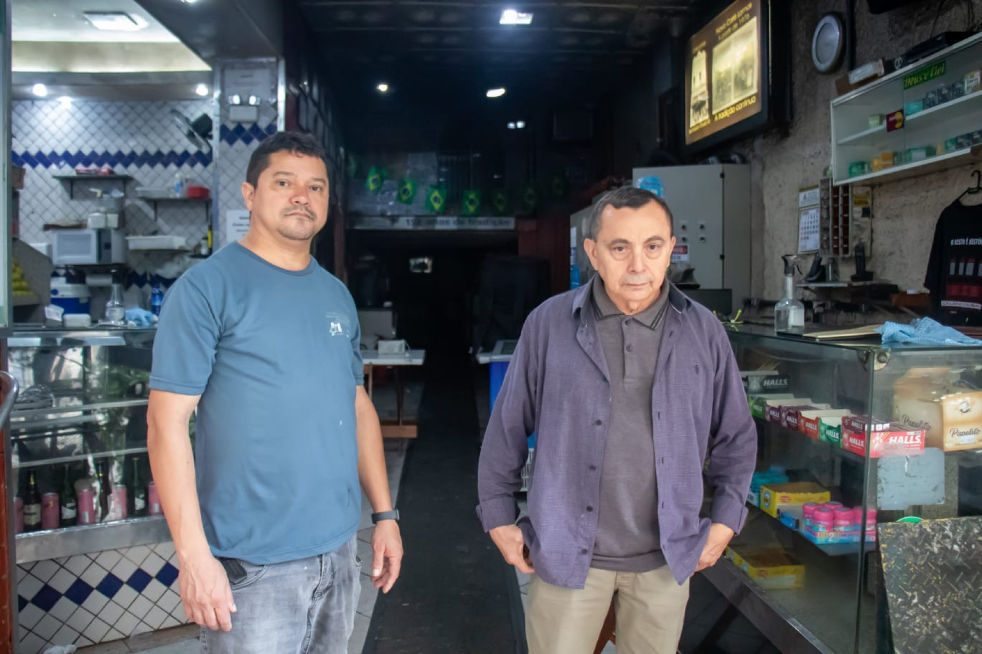 Edivânio (esquerda) e Antônio (direita) trabalham há mais de 20 anos no Lamas - Érica Martin / Agência O Dia