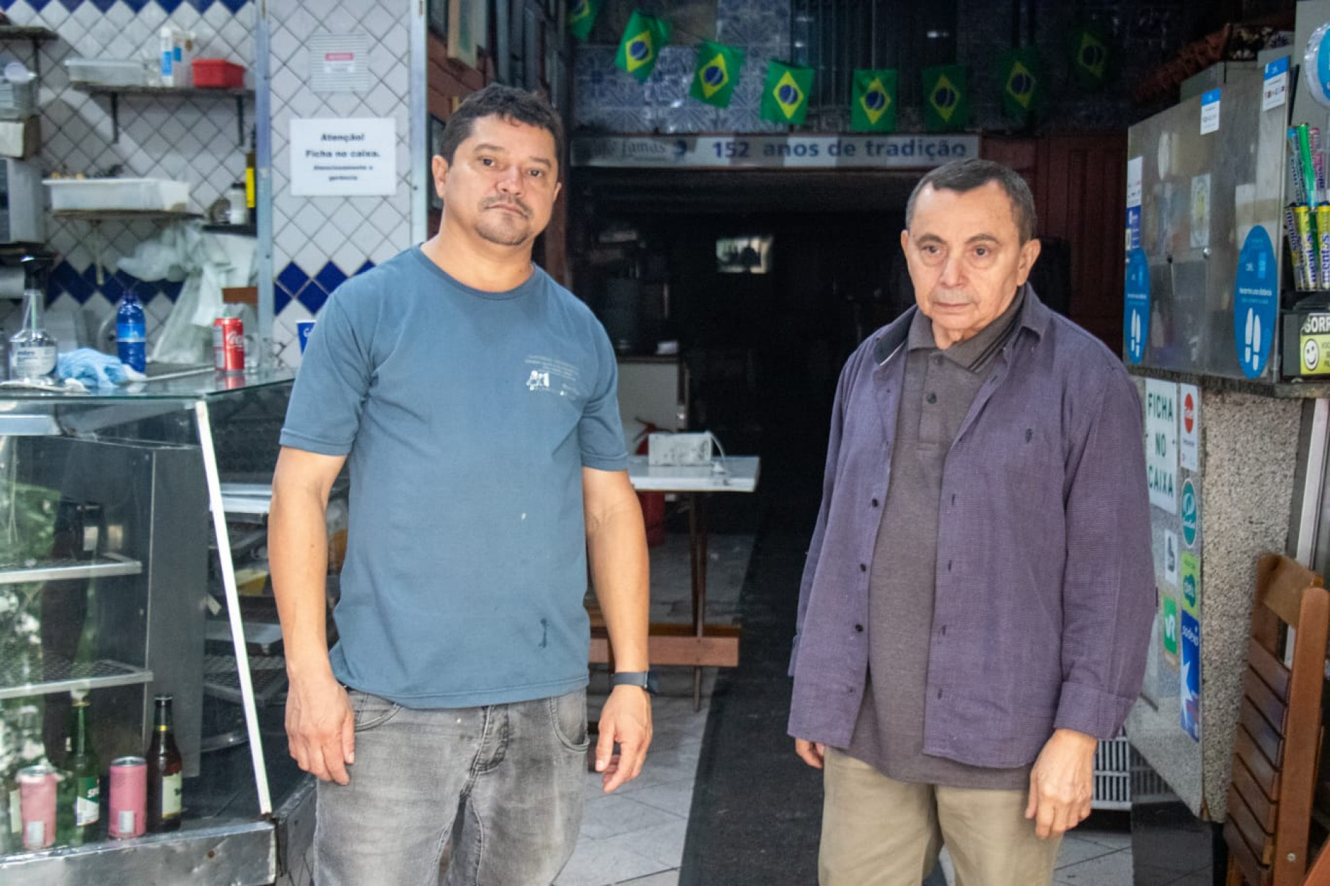Edivânio (esquerda) e Antônio (direita) trabalham há mais de 20 anos no Lamas - Érica Martin / Agência O Dia