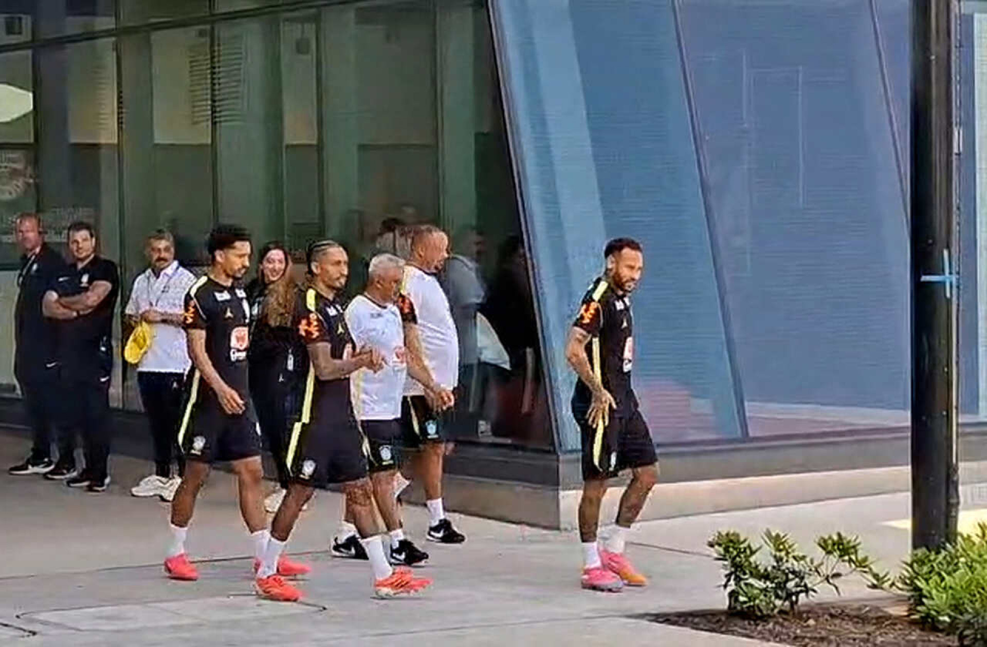Neymar treina com bola pela primeira vez na Sele&ccedil;&atilde;o e recebe ”batismo”