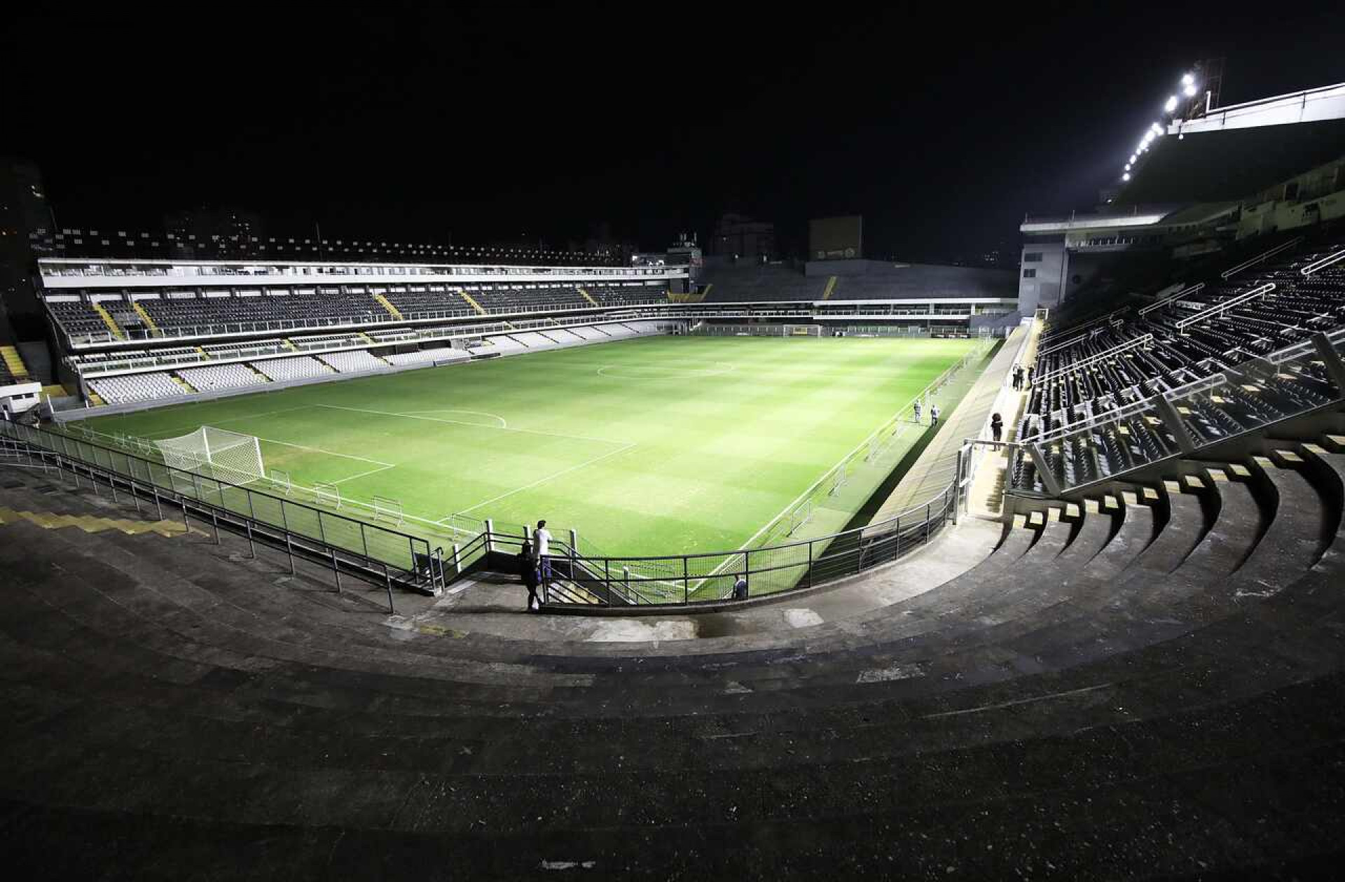 Santos inicia reforma no gramado da Vila Belmiro