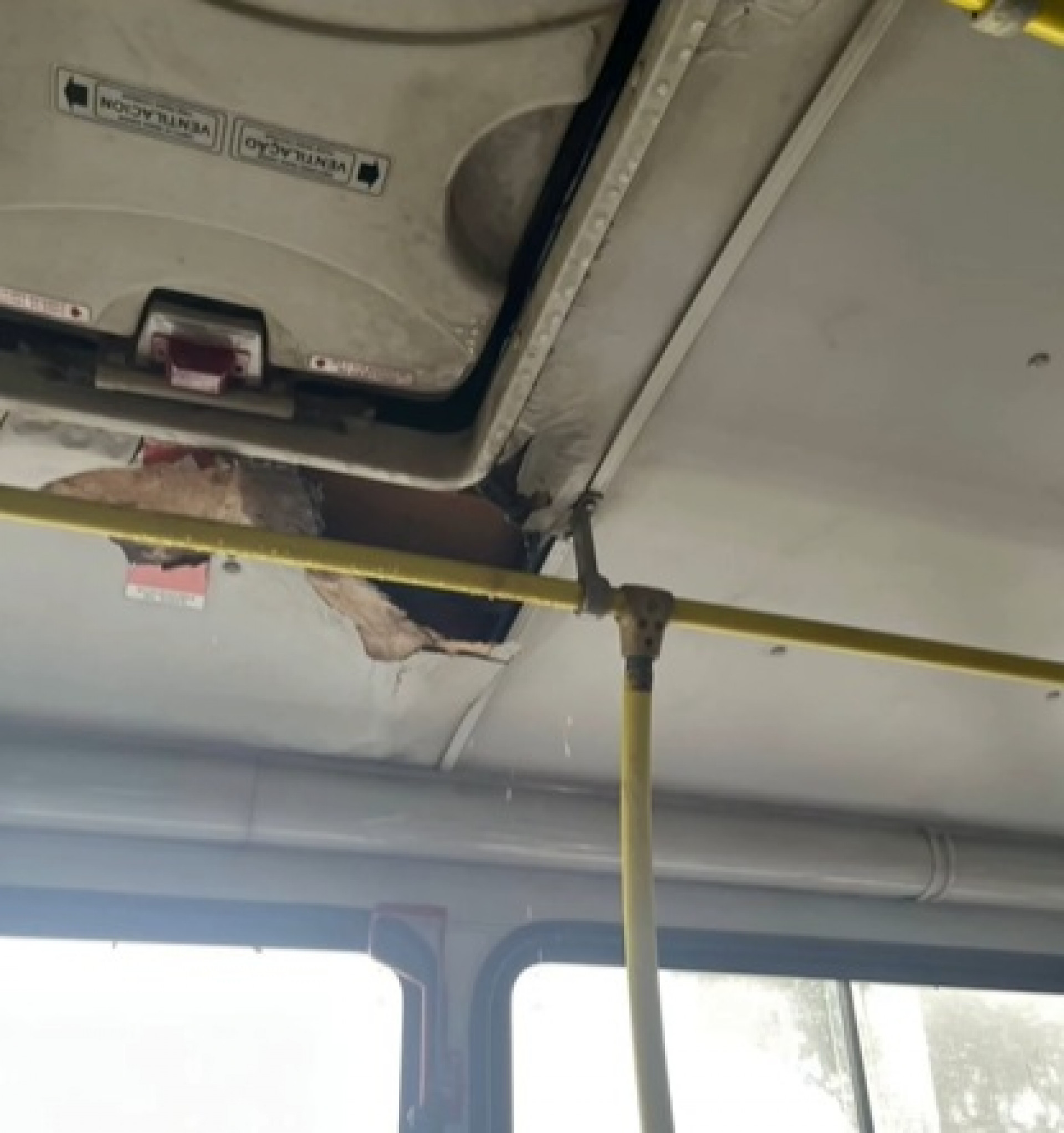 Imagens mostram problemas estruturais em &ocirc;nibus escolar utilizado por estudantes de Quissam&atilde; e geram indigna&ccedil;&atilde;o entre moradores - Foto: Reprodu&ccedil;&atilde;o de V&iacute;deo Rede Social