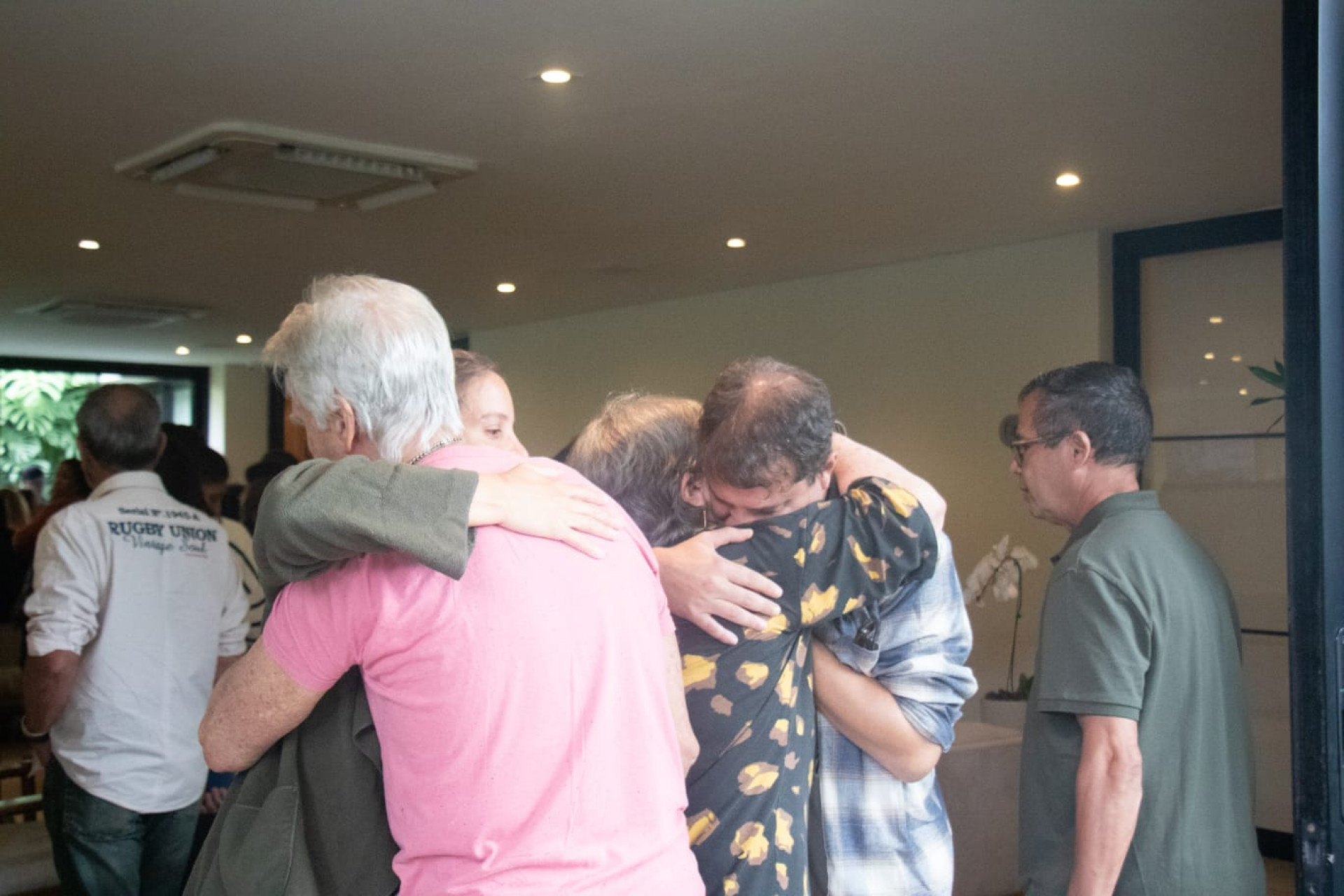 Familiares e amigos se emocionaram durante a despedida de Charles de Marsillac Fontes - Érica Martin / Agência O Dia
