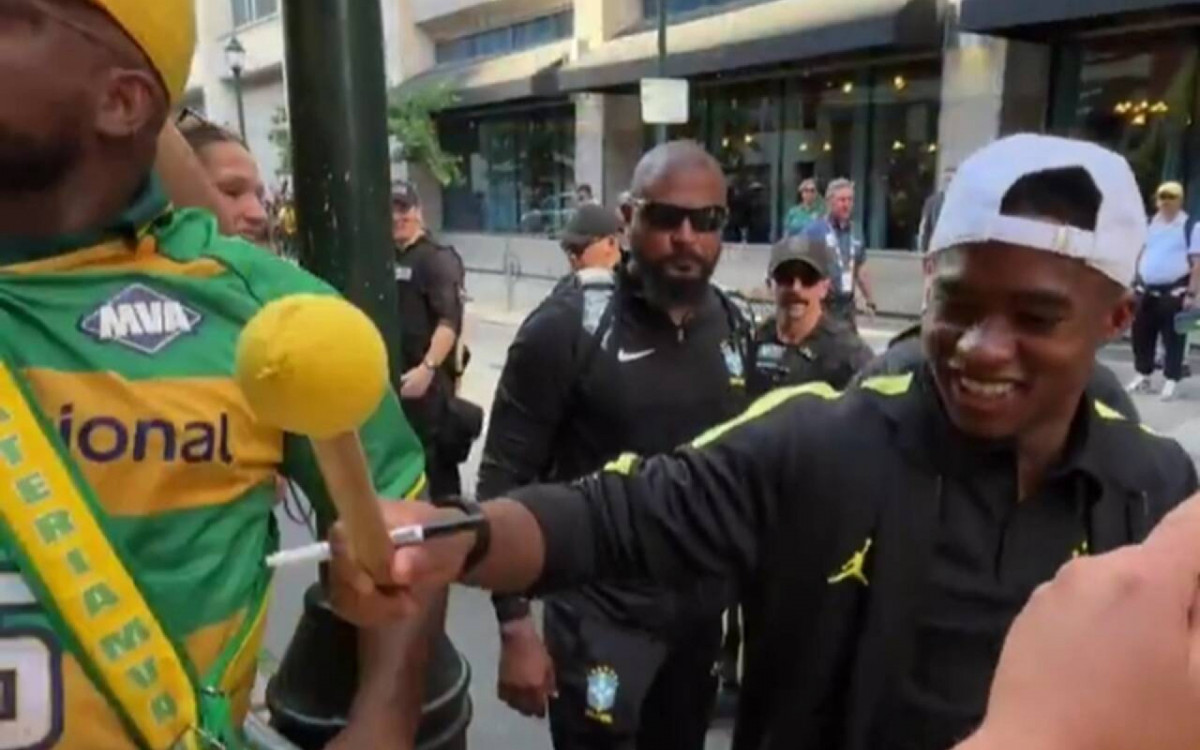Sele&ccedil;&atilde;o &eacute; recebida por multid&atilde;o em hotel na Filad&eacute;lfia antes de duelo com Haiti