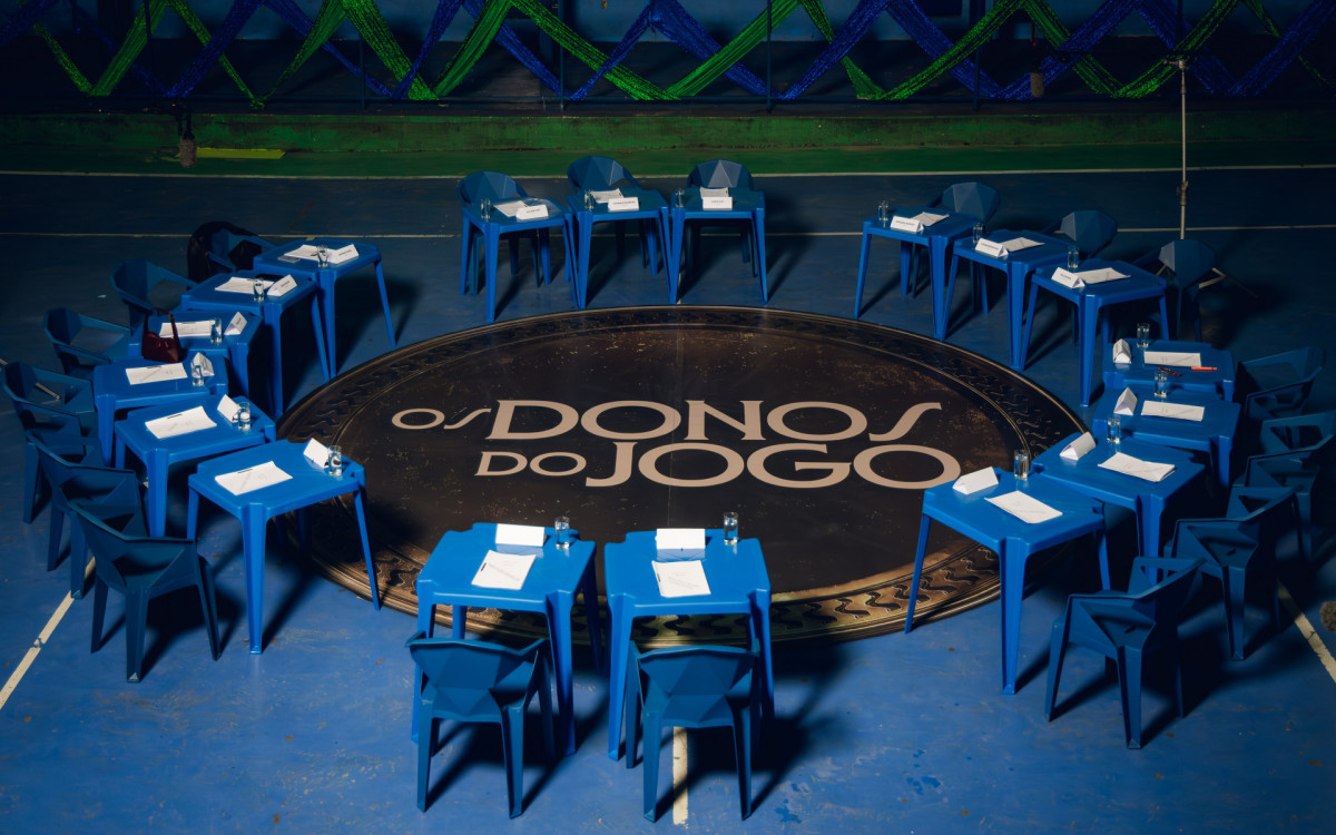 Elenco de \'Os Donos do Jogo\' se reúne em escola de samba para marcar início das gravações da nova temporada