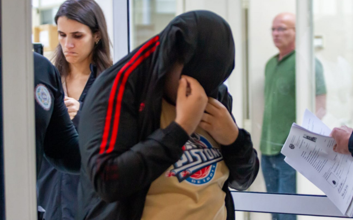 Preso Riquelme da Silva de Souza, 21 anos, chegando na Cidade da Polícia - Erica Martins/Agência O DIA