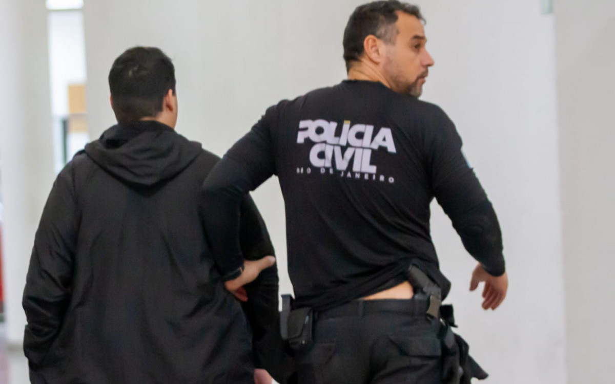 Preso Riquelme da Silva de Souza, 21 anos, chegando na Cidade da Polícia - Erica Martins/Agência O DIA