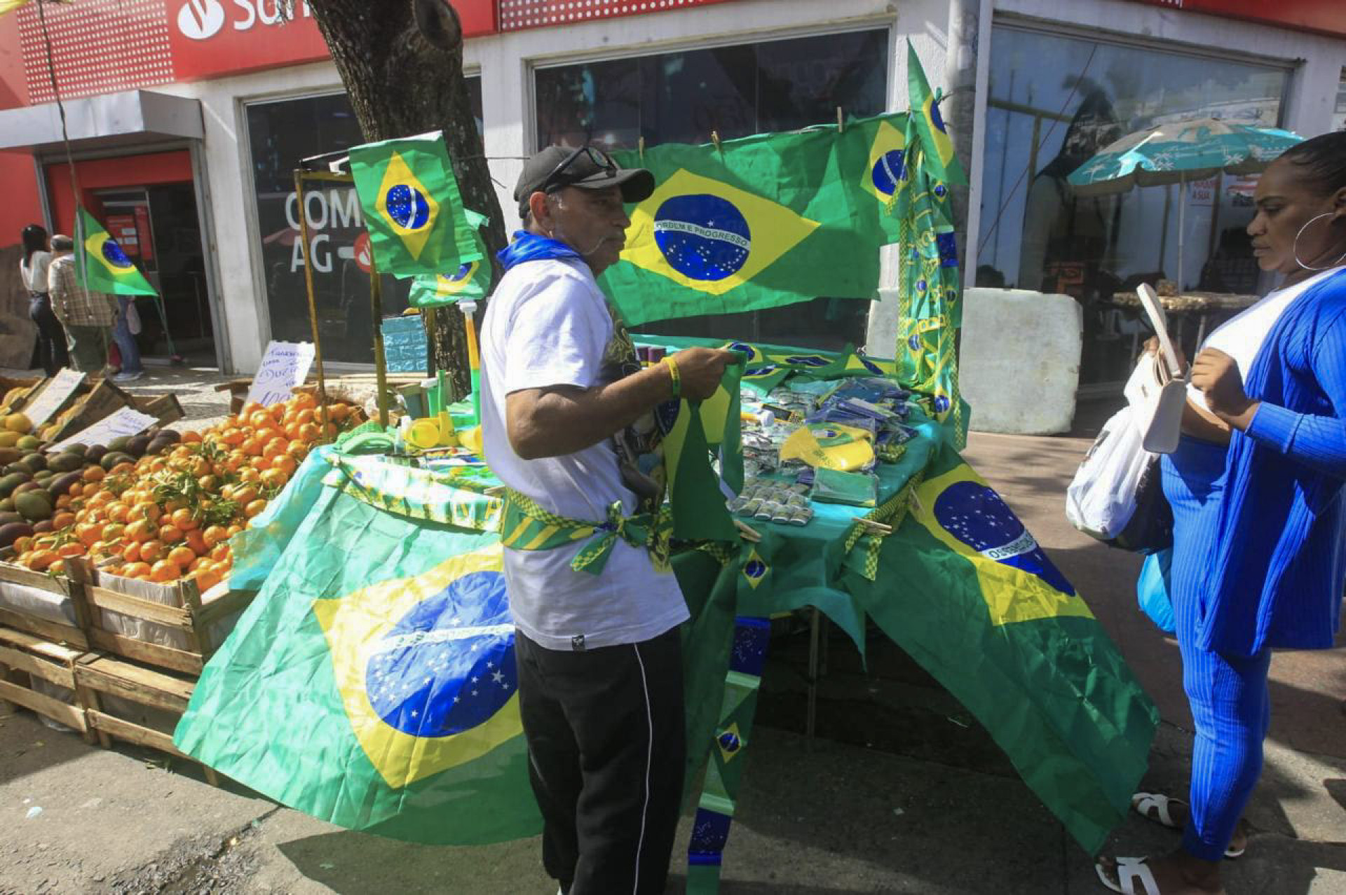Janaína Gonçalves comprou bandeira do Brasil para incrementar o look - Reginaldo Pimenta / Agência O Dia