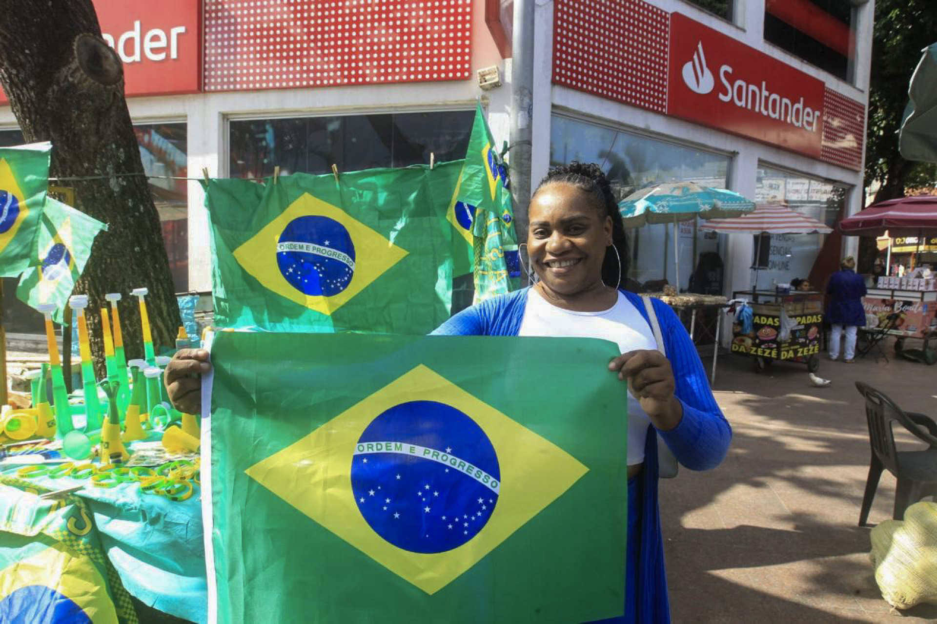 Janaína Gonçalves comprou bandeira do Brasil para incrementar o look - Reginaldo Pimenta / Agência O Dia