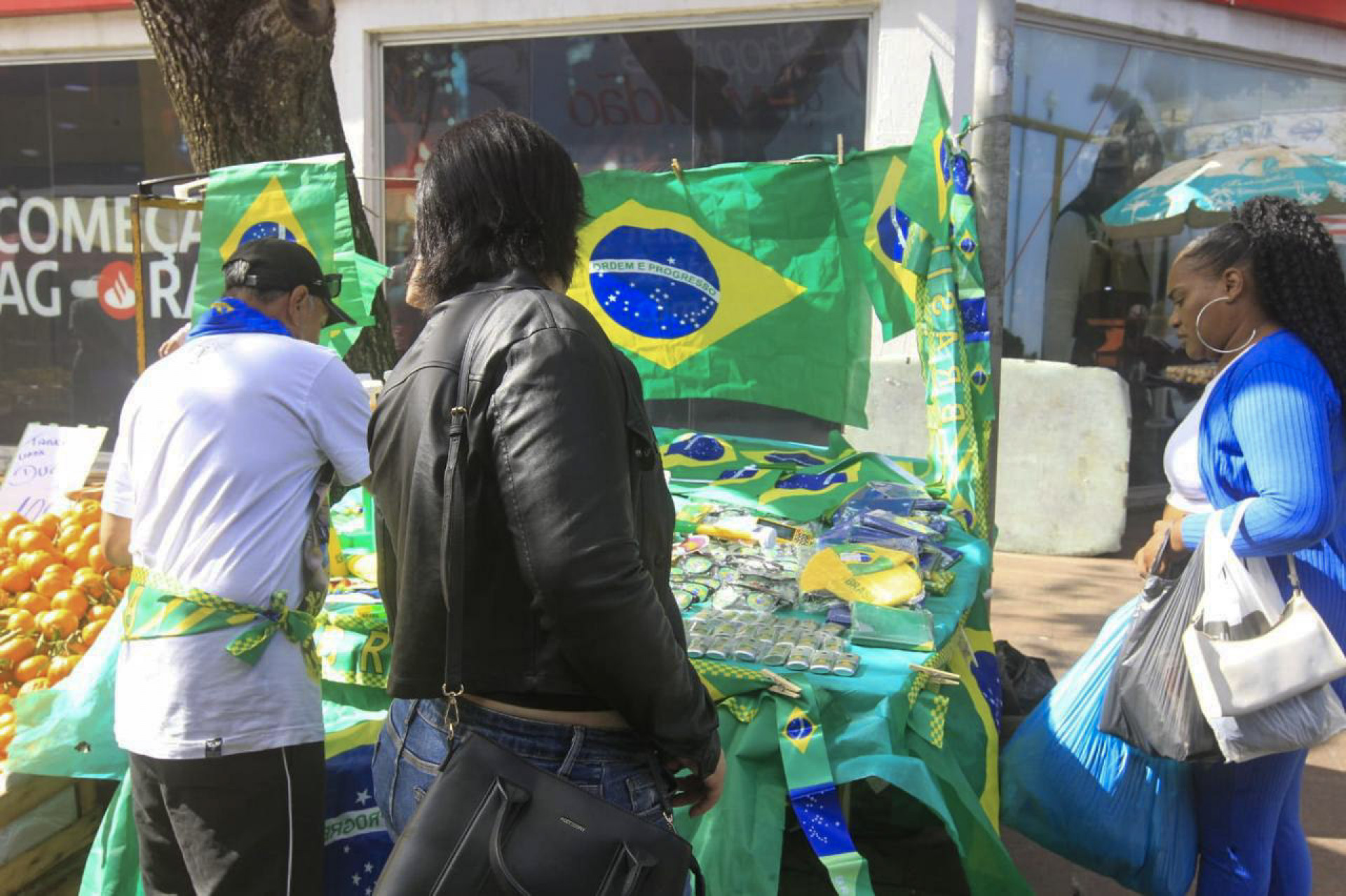 Vendedores do calçadão de Bangu se surpreendem com procura de produtos do Brasil durante a Copa do Mundo - Reginaldo Pimenta / Agência O Dia