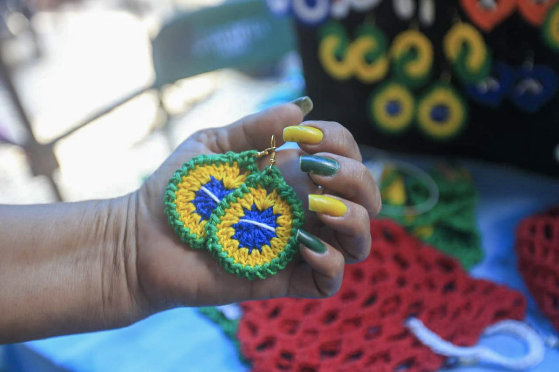 Adriana Couto produz itens de crochê temáticos do Brasil - Reginaldo Pimenta / Agência O Dia
