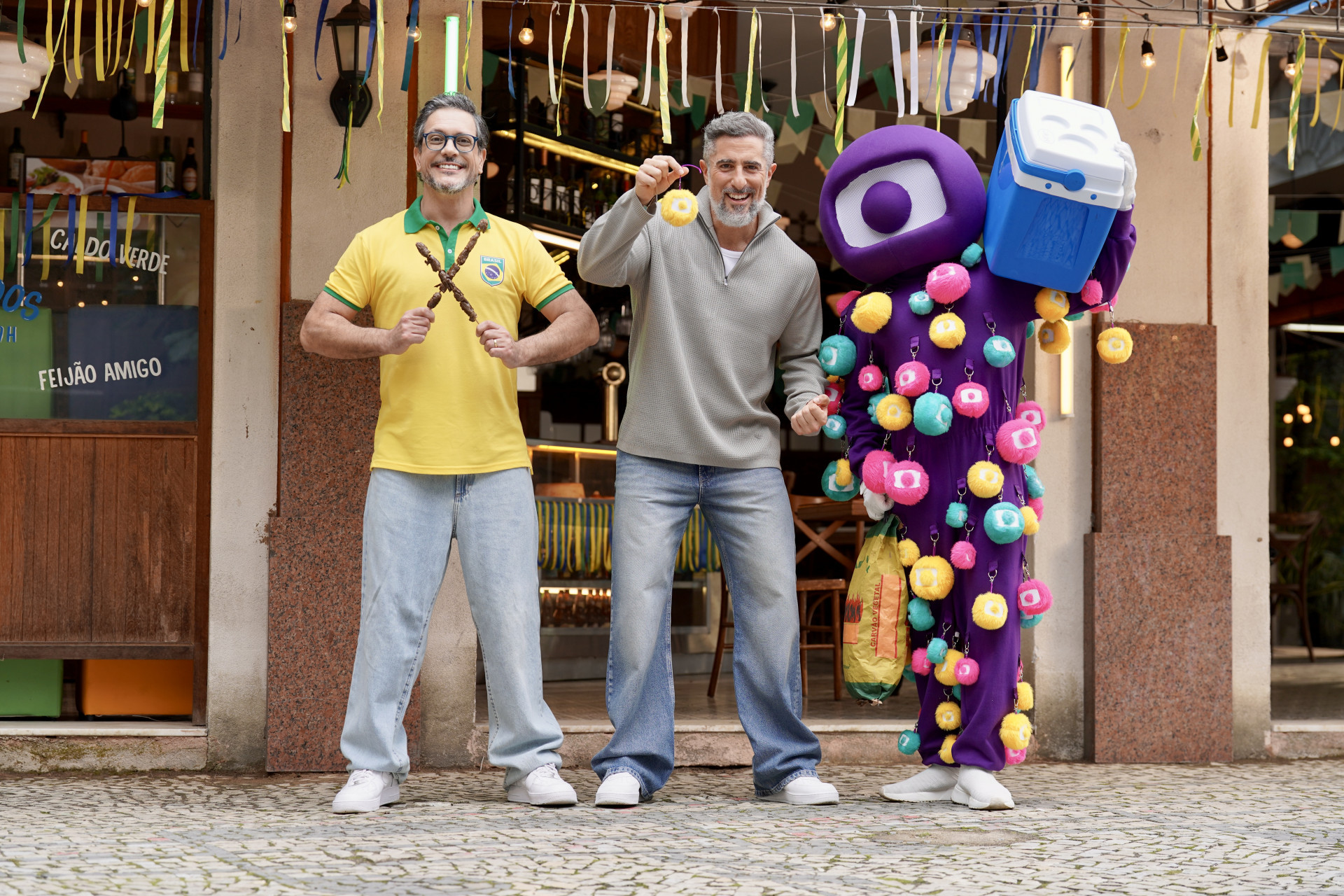 Marcos Mion posa com Lucio Mauro Filho e Globolinho na chamada no 'Churrascão do Mion' - Globo/ Thalles Trouva