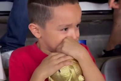 Vídeo! Colombianos cantam 'Uzbequistão' para consolar menino que chorou por gol
