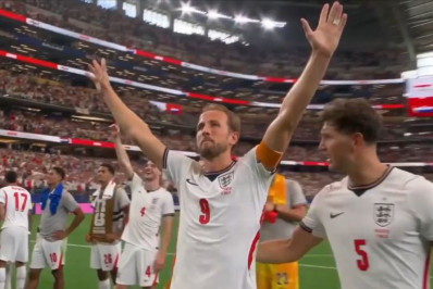 Seleção inglesa canta 'Oasis' com torcedores e brasileiros repercutem