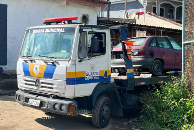 Operação remove cinco veículos abandonados das ruas do bairro Colorado, em Volta Redonda