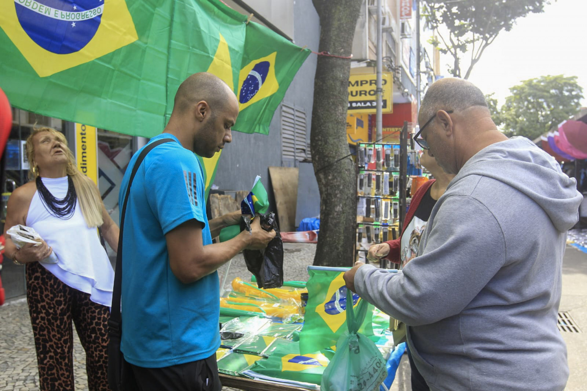 Vendedores do calçadão de Bangu se surpreendem com procura de produtos do Brasil durante a Copa do Mundo - Reginaldo Pimenta / Agência O Dia