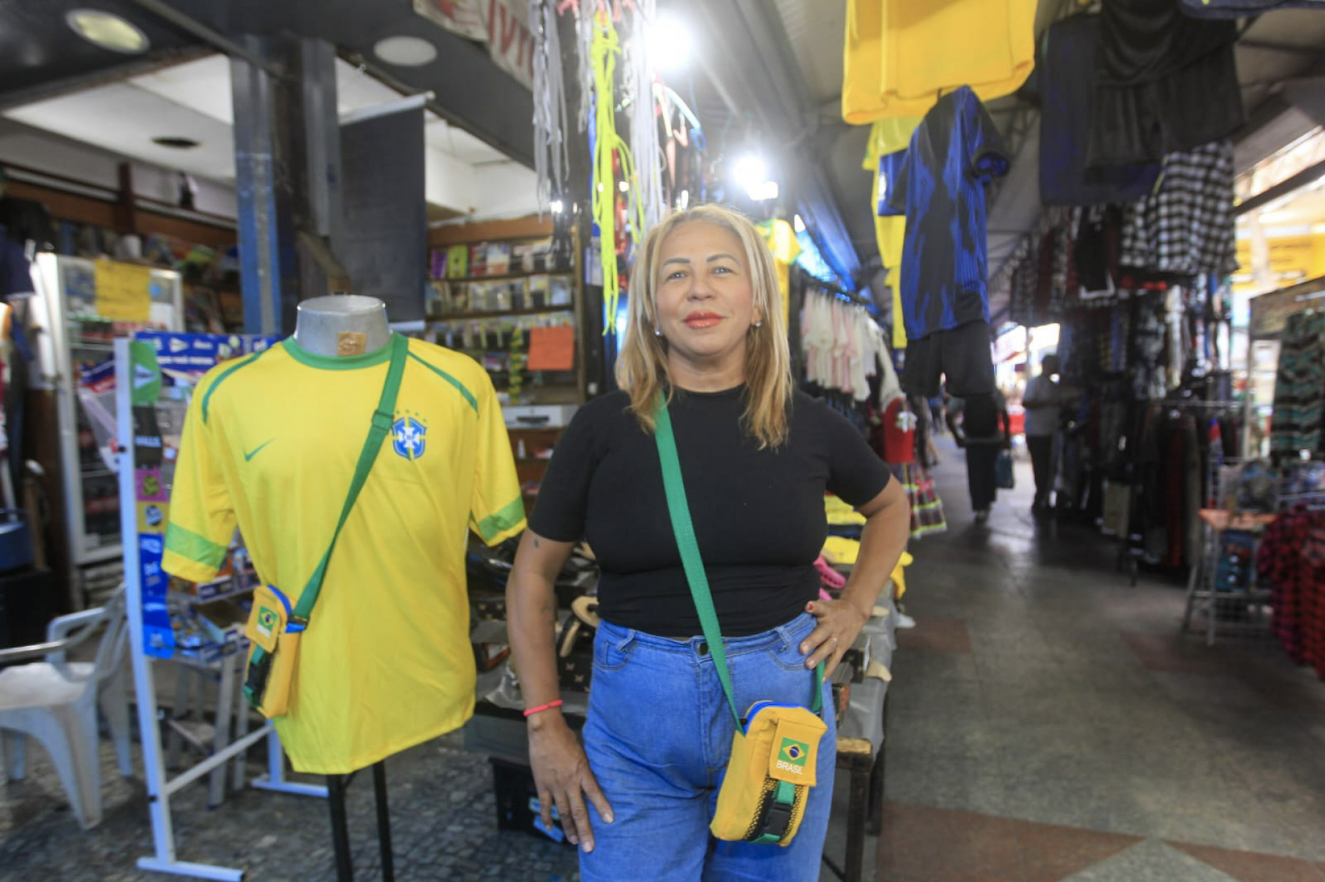Vendedores do calçadão de Bangu se surpreendem com procura de produtos do Brasil durante a Copa do Mundo - Reginaldo Pimenta / Agência O Dia