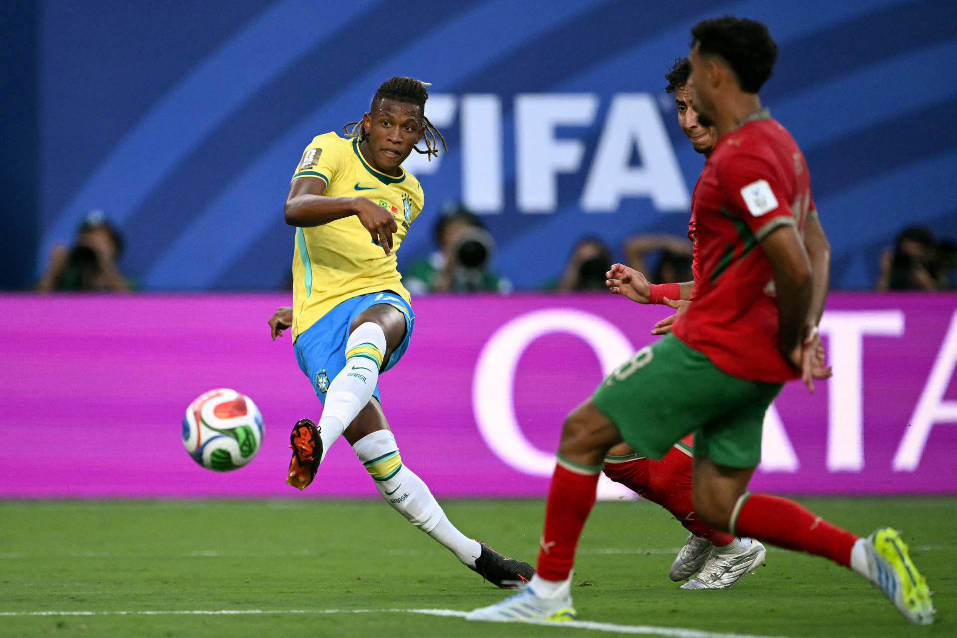 Danilo Santos, do Botafogo, finaliza contra Marrocos - Mauro Pimentel / AFP