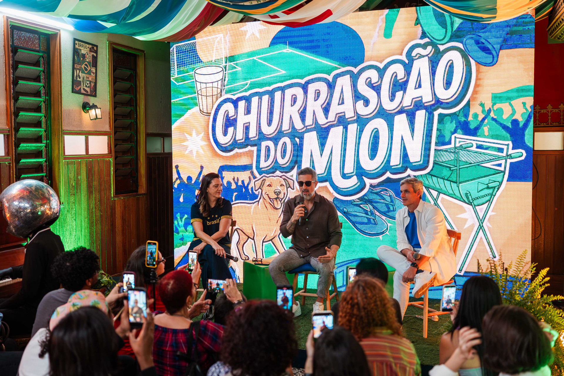 Tatynne Lauria, gerente de produção; o apresentador Marcos Mion e Bernardo Portugal, diretor artístico, falam sobre o 'Churrascão do Mion' - Globo/ Junior Dantas