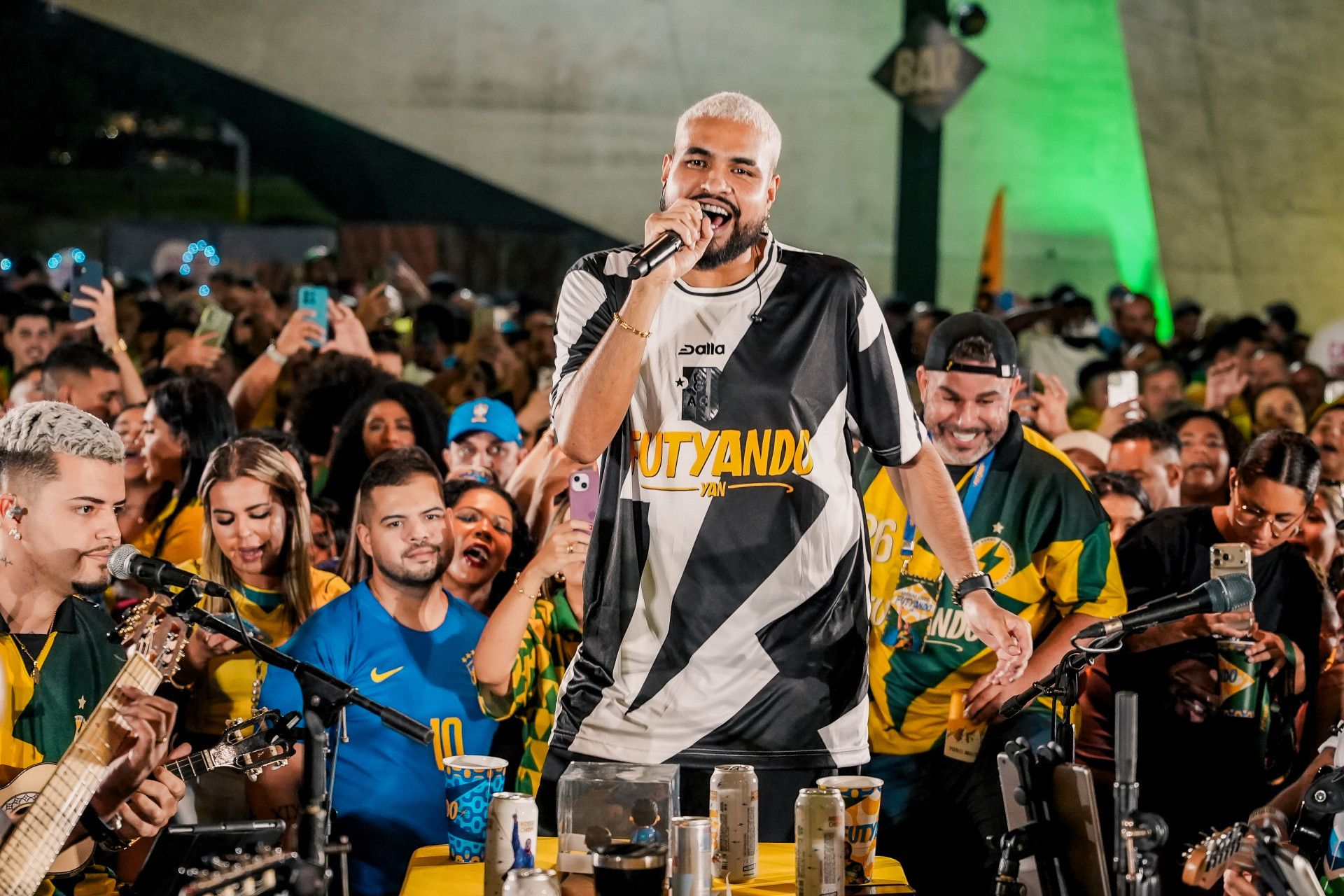 Entre as opções pagas para torcer pelo Brasil está o FutYANdo, que retorna à Cidade das Artes, na Zona Sudoeste, com o cantor Yan - Divulgação