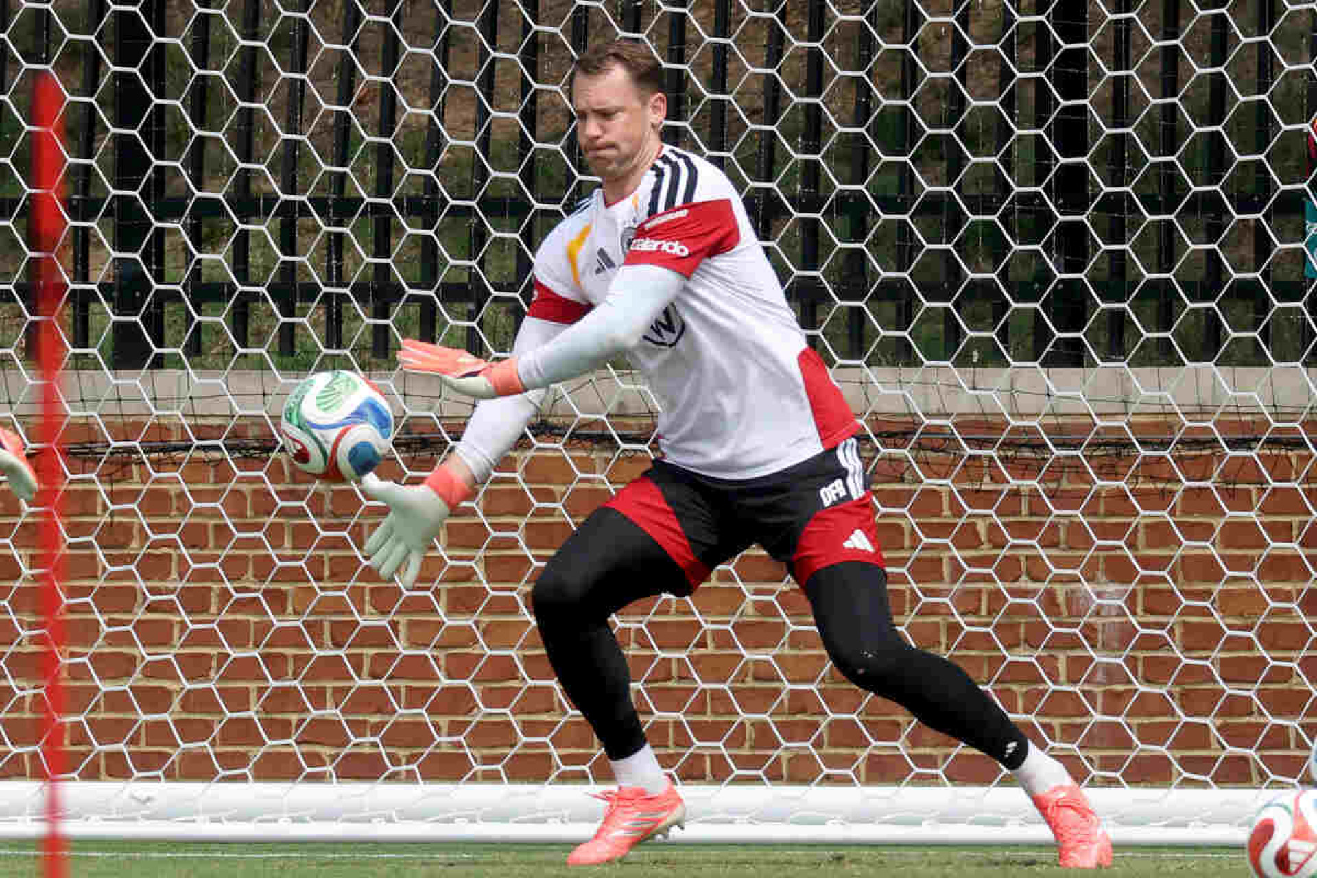 Neuer admite que a Copa deve ser o seu &uacute;ltimo torneio pela Alemanha