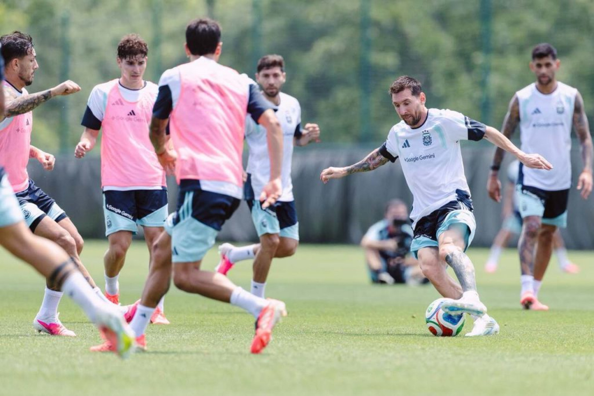 Messi treina com a Argentina em meio a boatos sobre o falecimento de seu pai