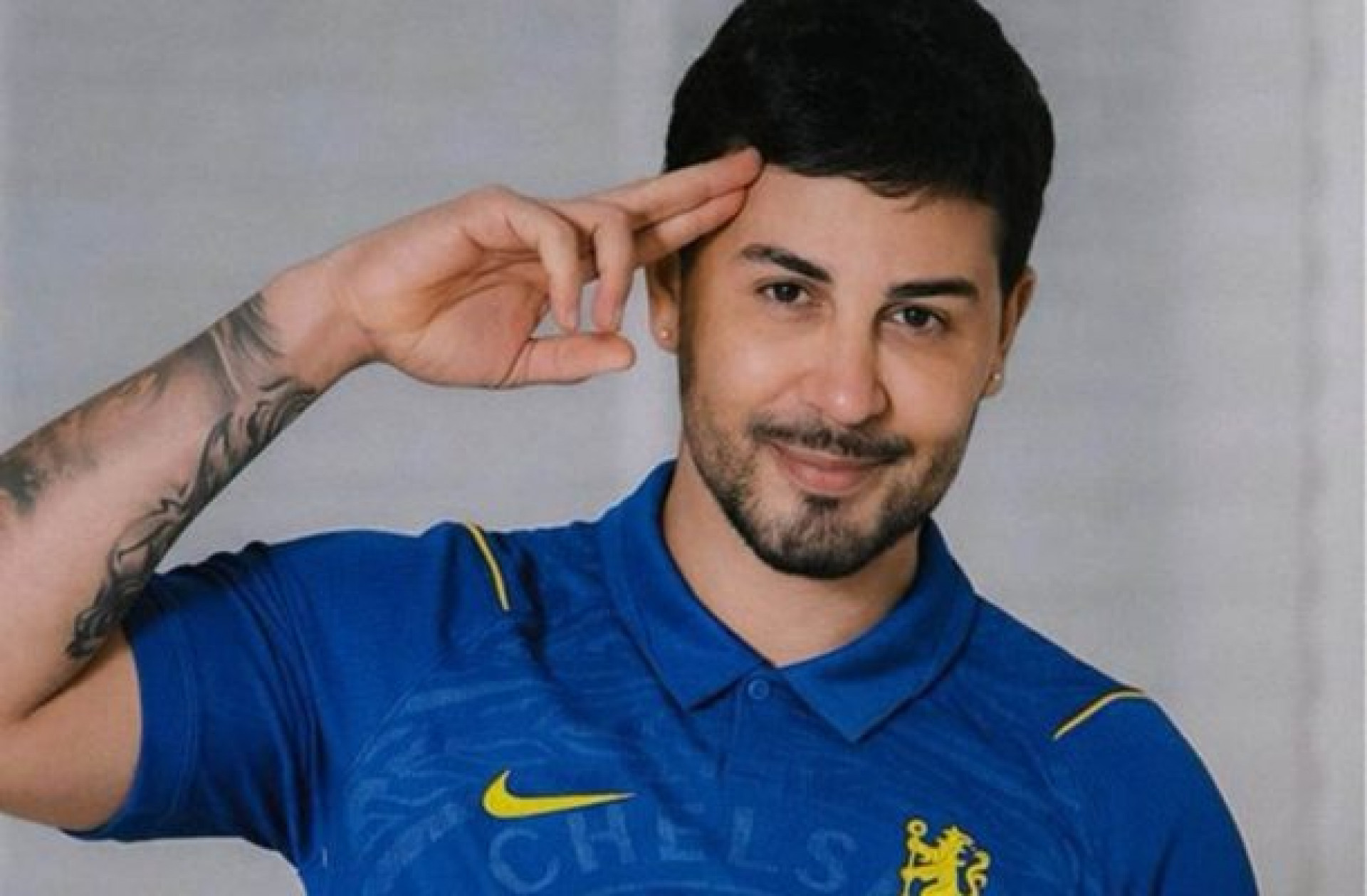 Chelsea lan&ccedil;a nova camisa com participa&ccedil;&atilde;o de Carlinhos Maia