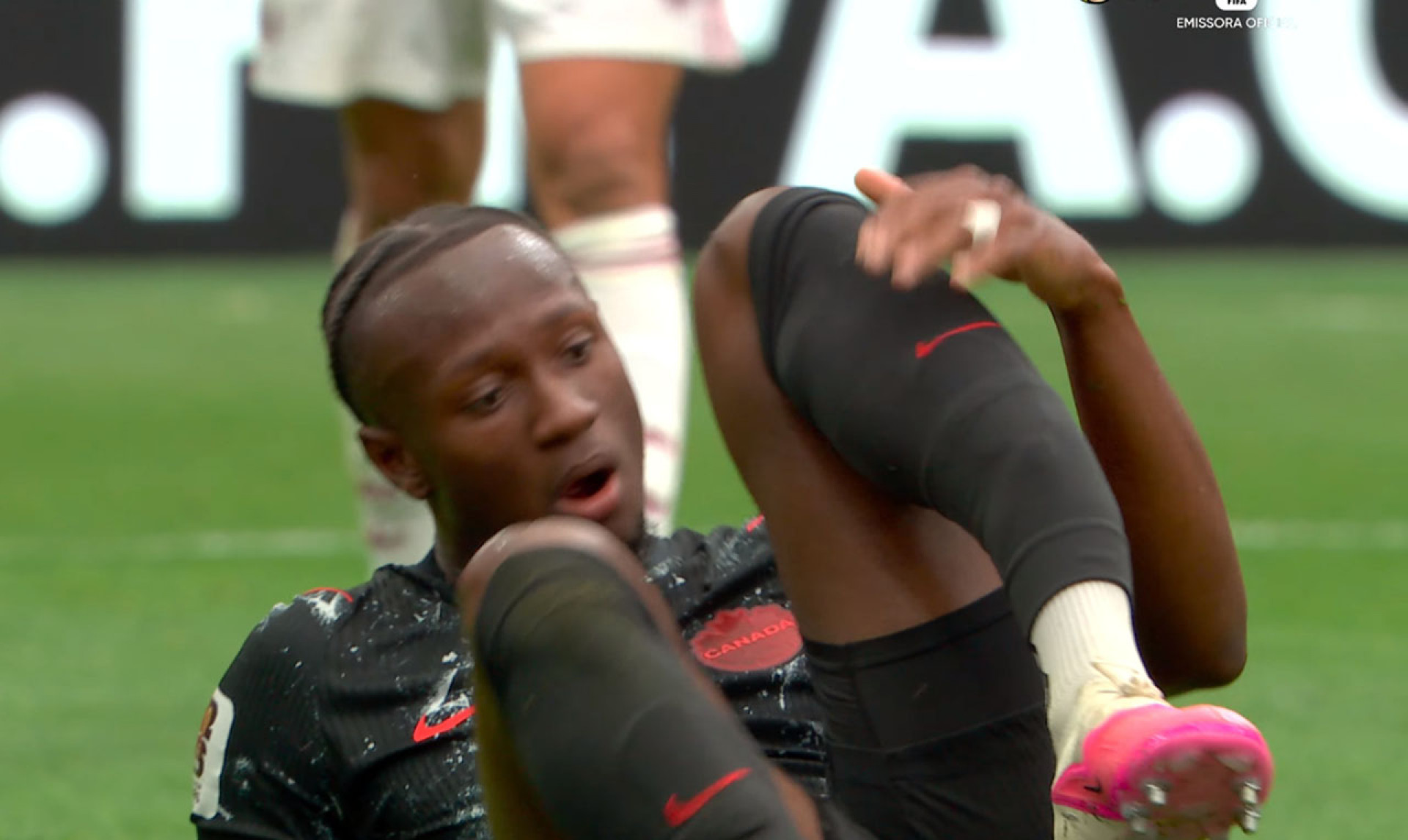 Jogador do Canad&aacute; quebra perna contra Catar; veja imagens