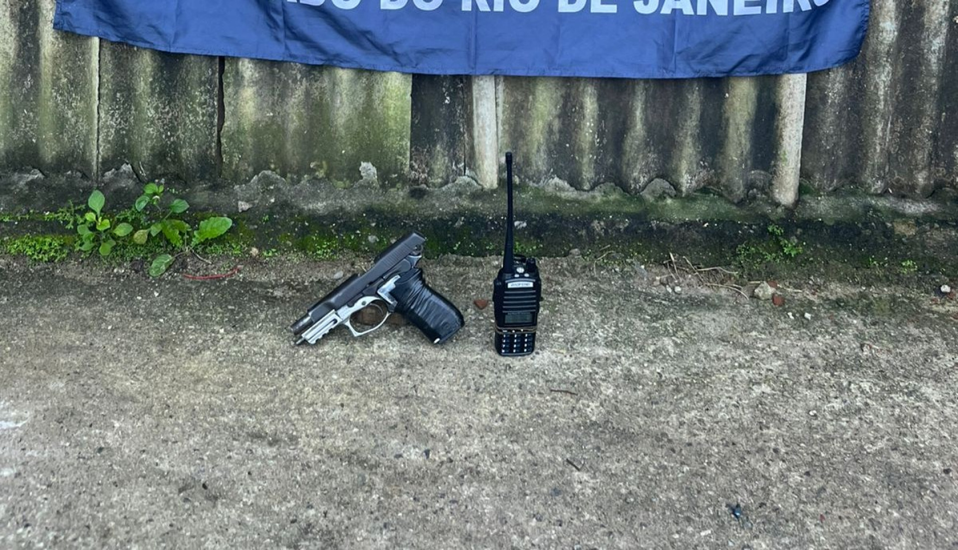 Pistola e rádio comunicador foram apreendidos na operação - Reprodução