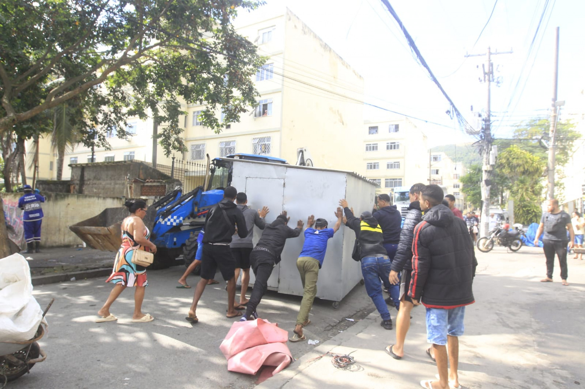 Comerciantes são alvos de ação da Seop na Praça Seca - Reginaldo Pimenta / Agência O Dia