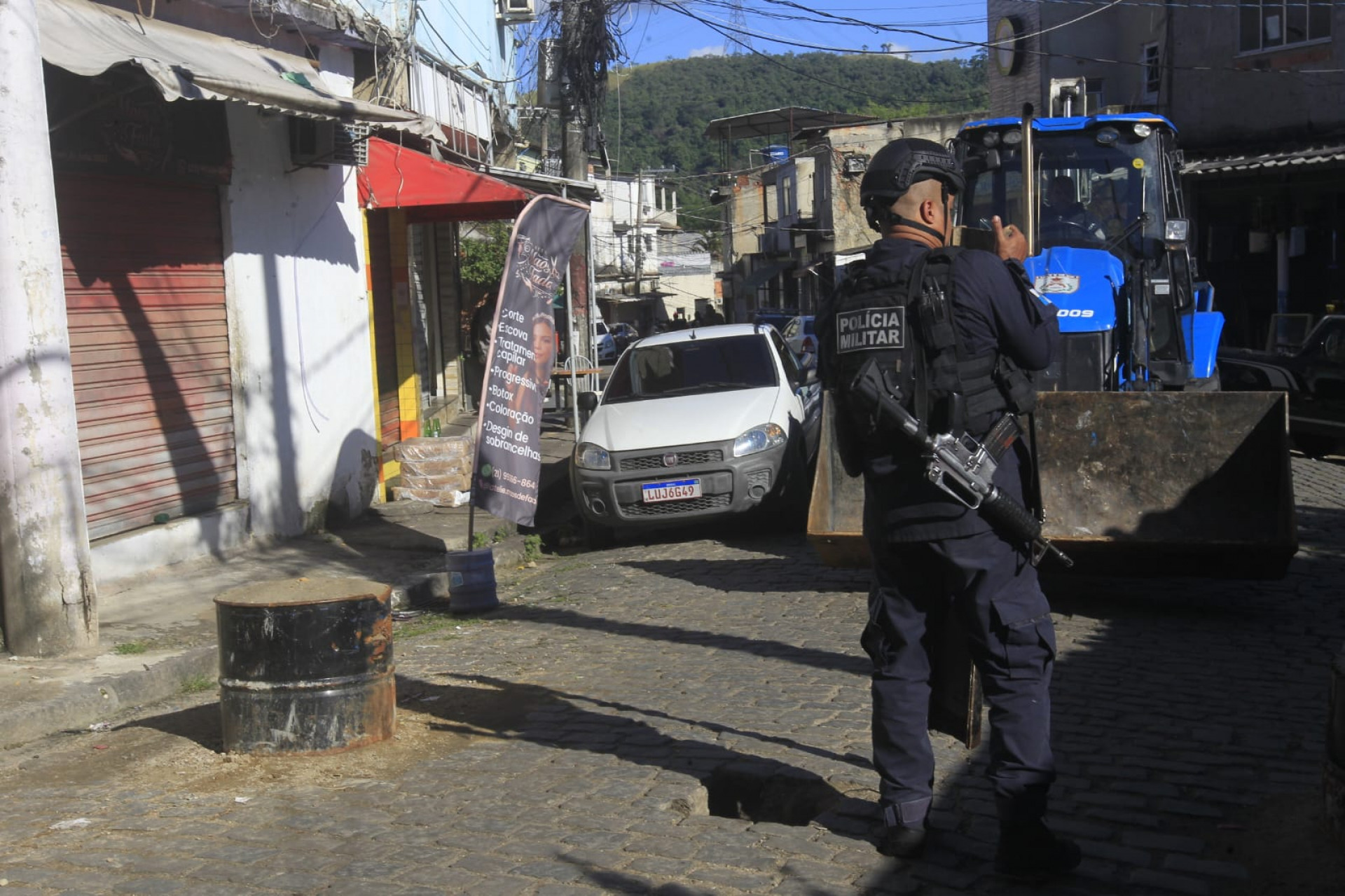 Polícia Militar retira barricadas da comunidade Bateau Mouche - Reginaldo Pimenta / Agência O Dia