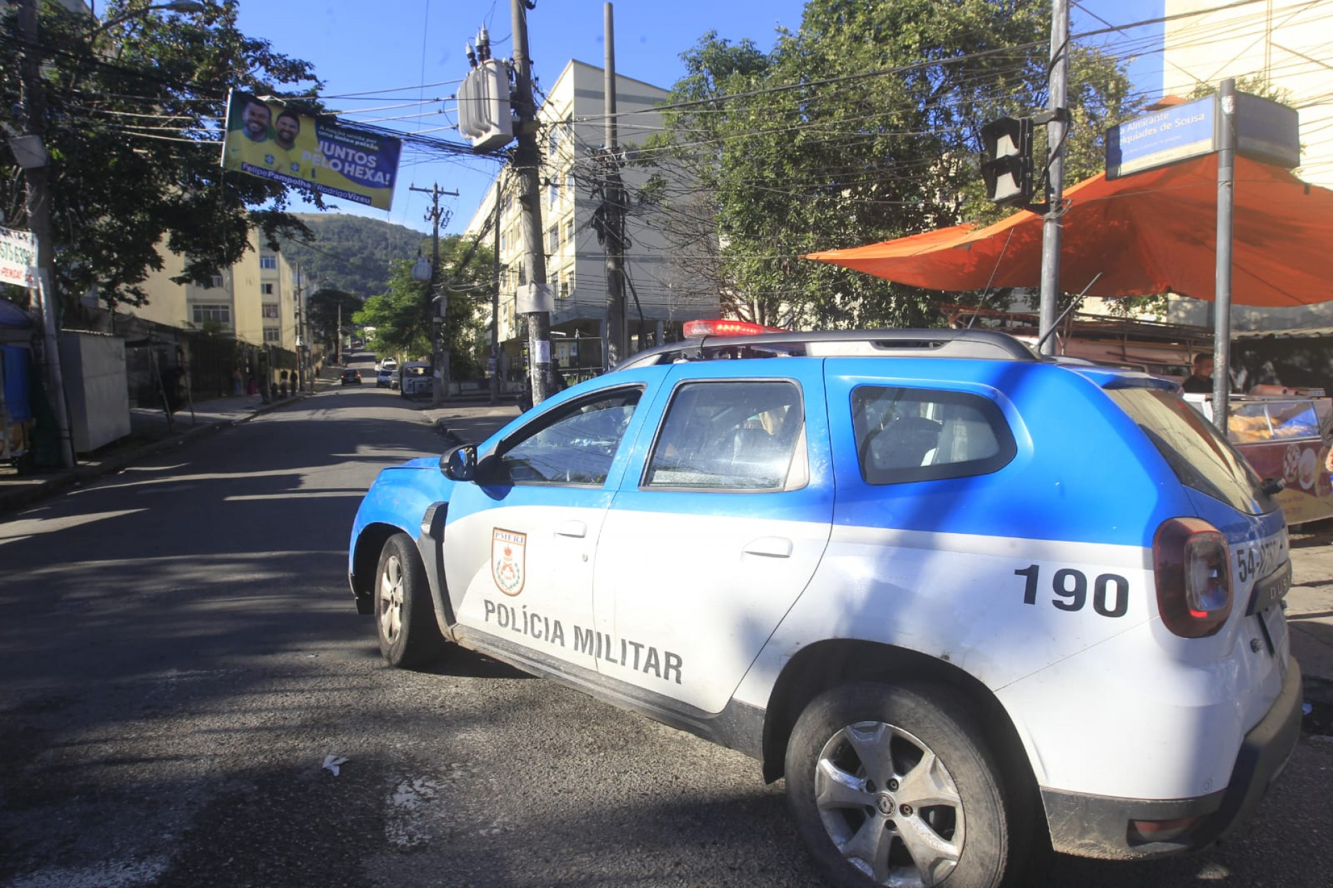 Polícia Militar retira barricadas da comunidade Bateau Mouche - Reginaldo Pimenta / Agência O Dia