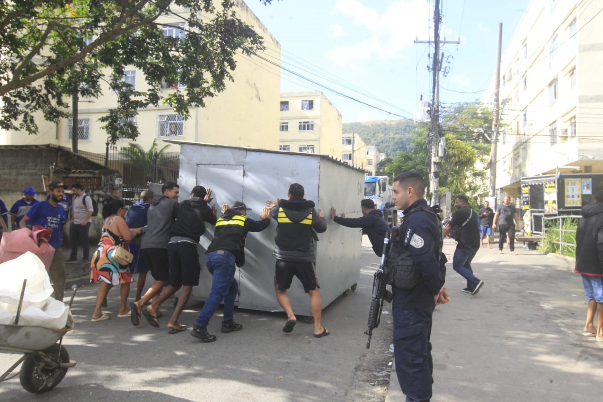 Polícia Militar retira barricadas da comunidade Bateau Mouche - Reginaldo Pimenta / Agência O Dia