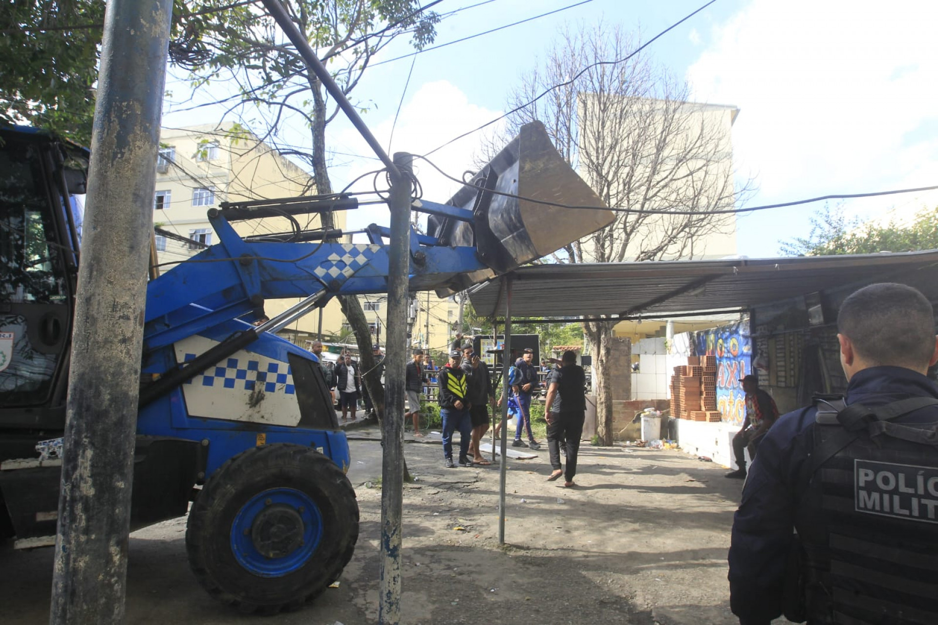Polícia Militar retira barricadas da comunidade Bateau Mouche - Reginaldo Pimenta / Agência O Dia