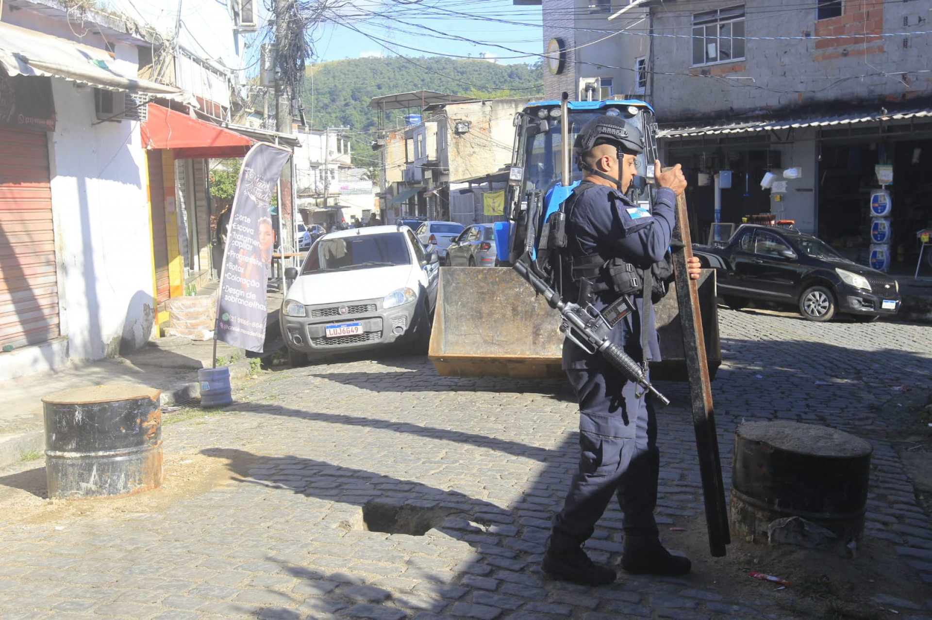 Polícia Militar retira barricadas da comunidade Bateau Mouche - Reginaldo Pimenta / Agência O Dia