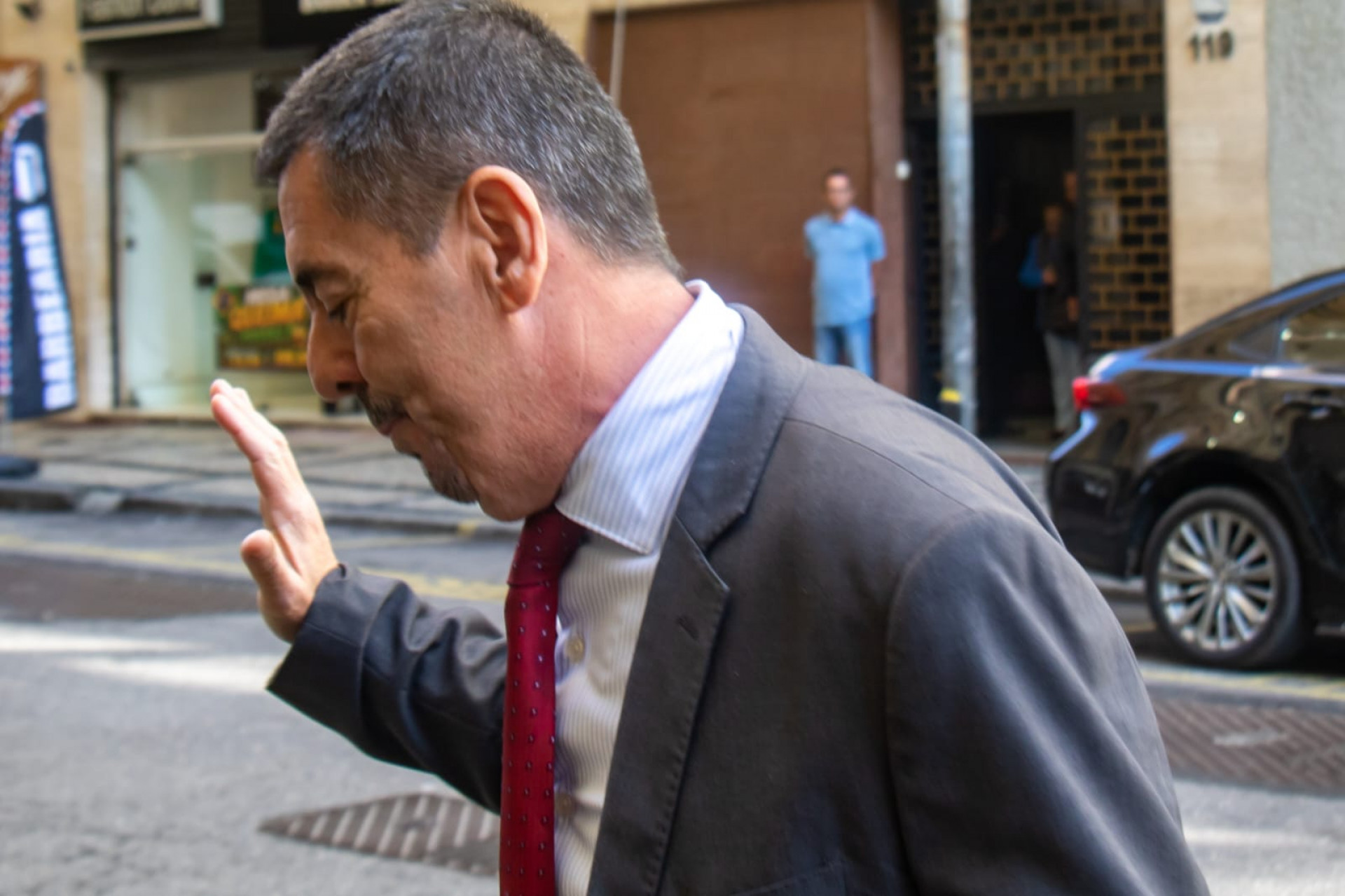 Deputado Val Ceasa falou com a imprensa na porta da Alerj - Érica Martin/Agência O DIA