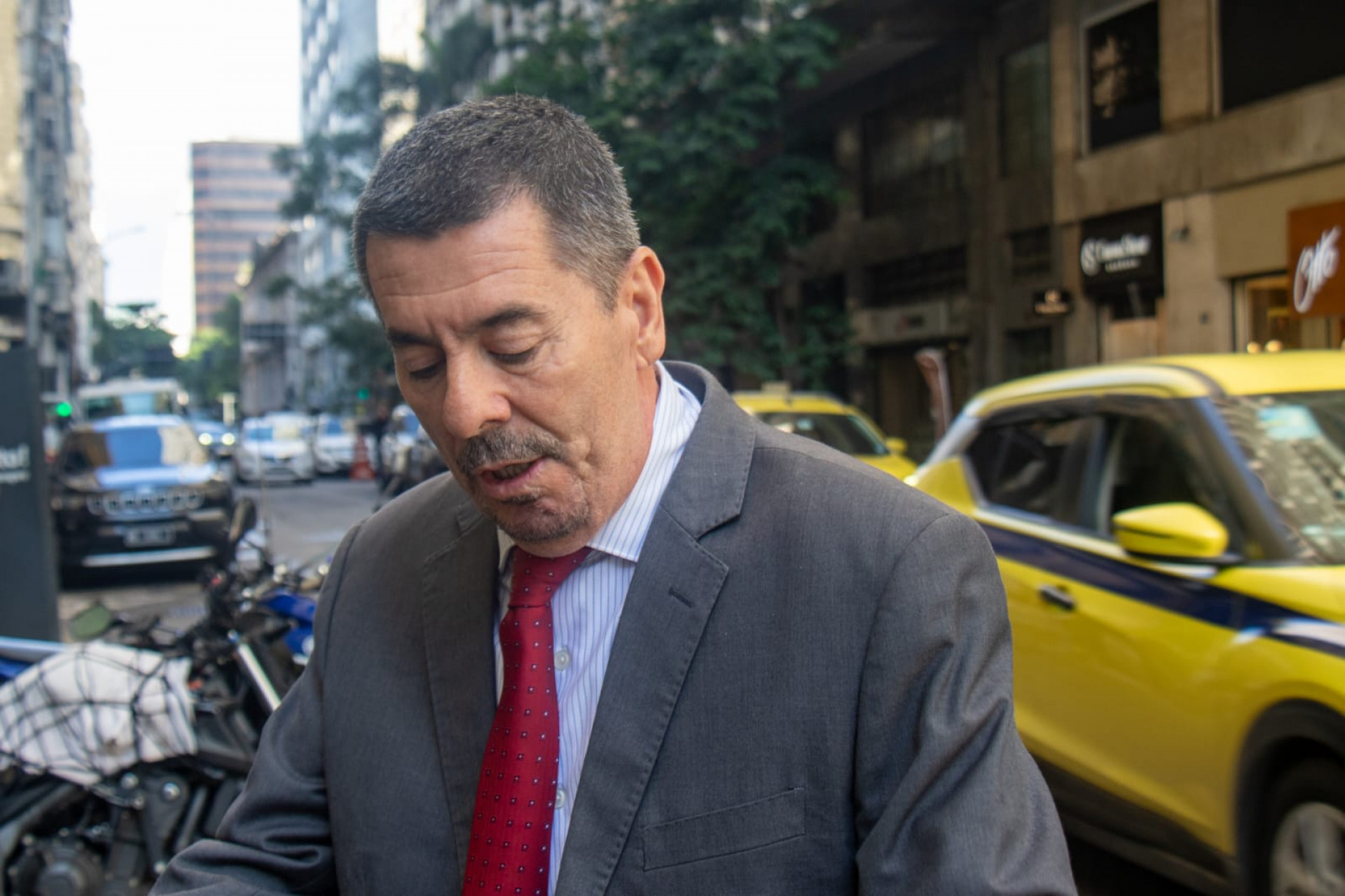Deputado Val Ceasa falou com a imprensa na porta da Alerj - Érica Martin/Agência O DIA