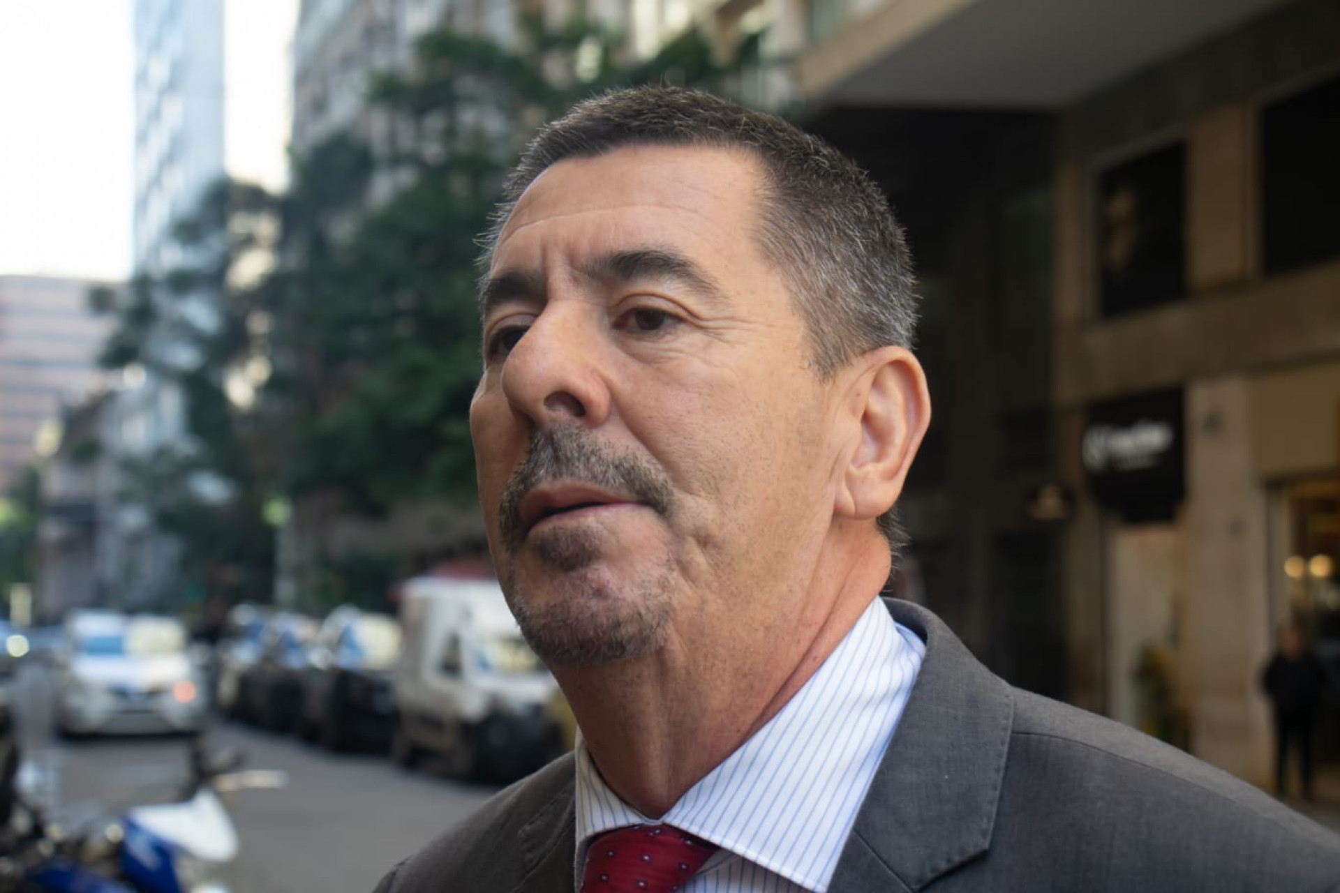 Deputado Val Ceasa falou com a imprensa na porta da Alerj - Érica Martin/Agência O DIA