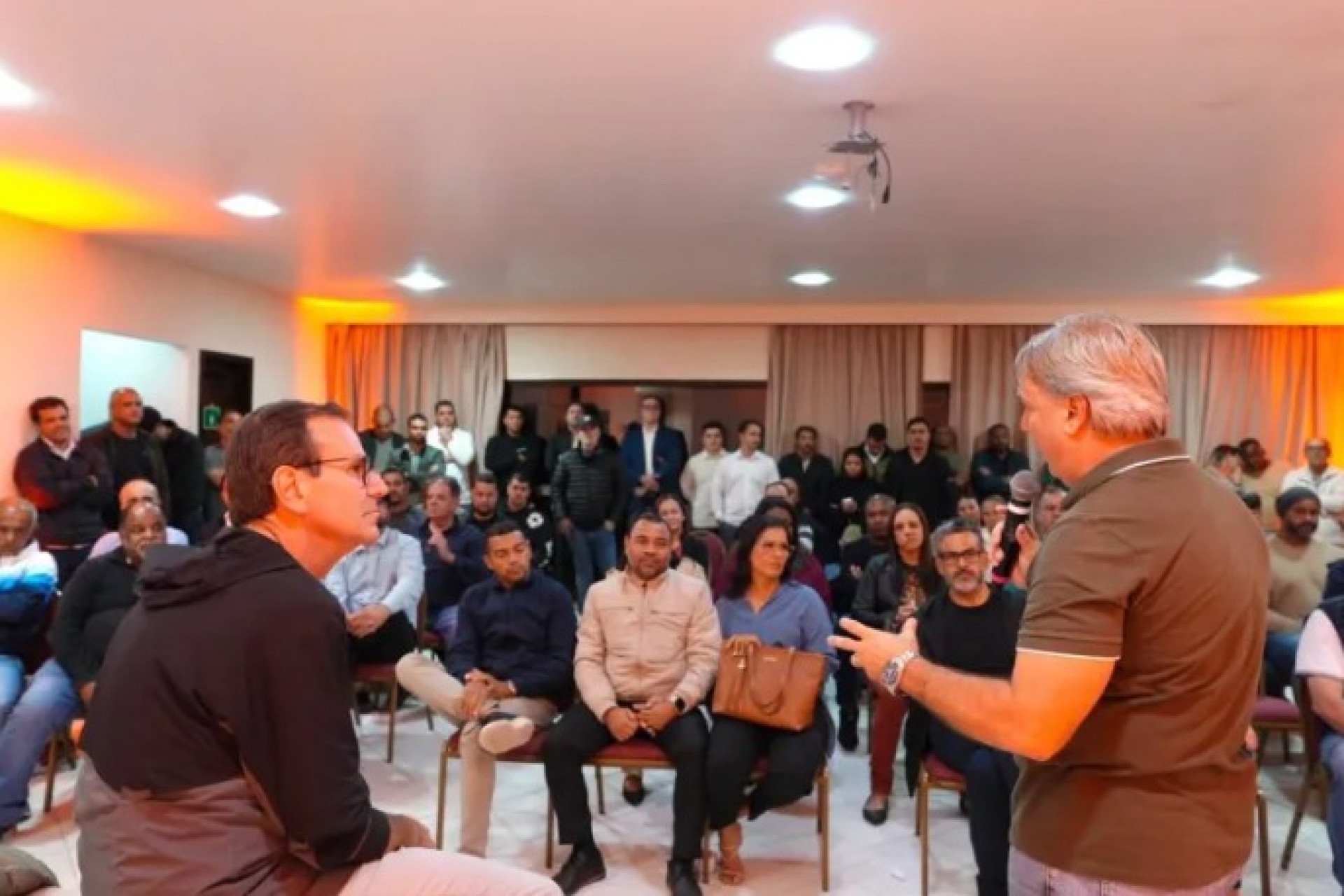 Eduardo Paes (PSD) em B&uacute;zios ao lado do prefeito Alexandre Martins (REP) - Reprodu&ccedil;&atilde;o