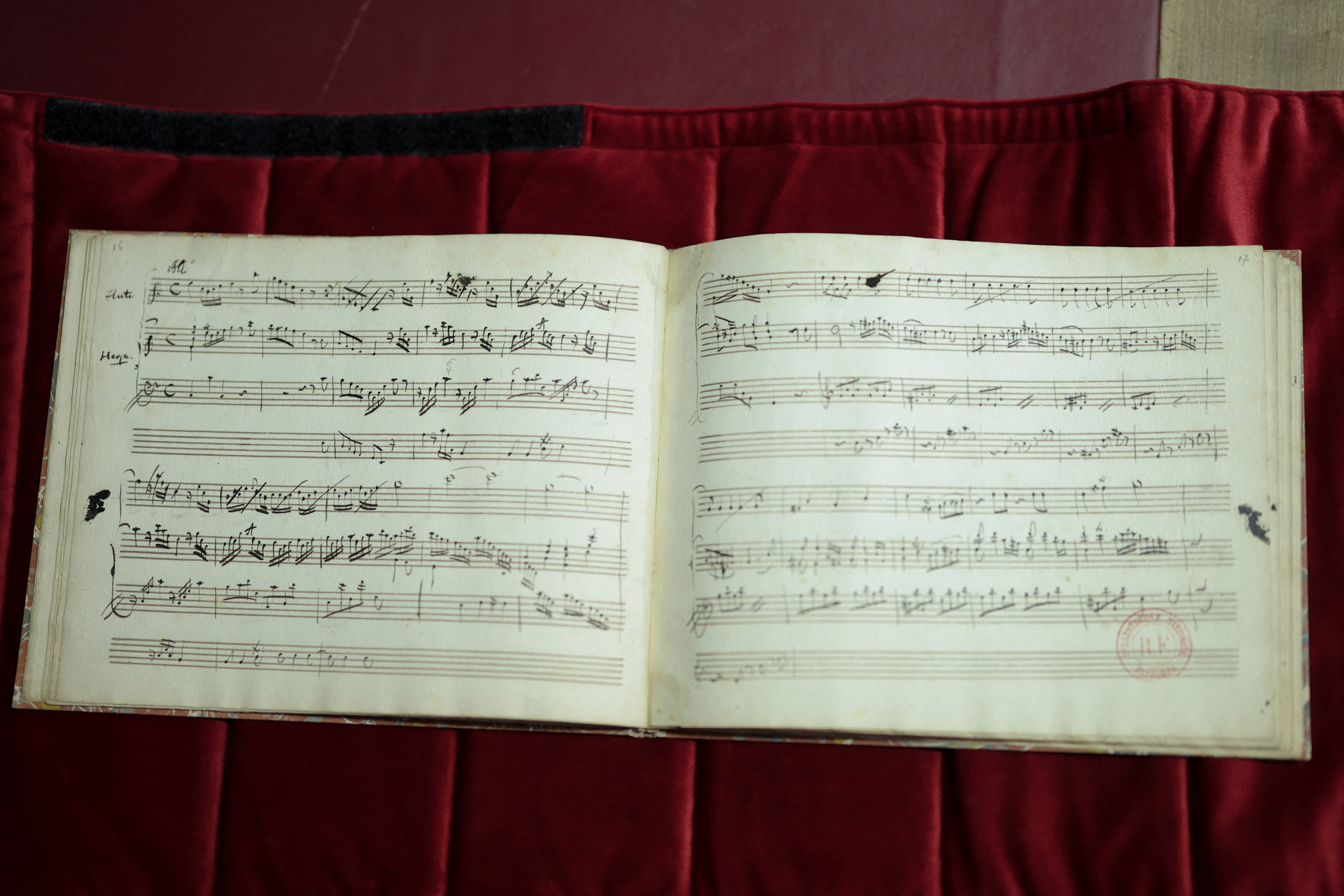 Caderno cont&eacute;m uma d&uacute;zia de 'li&ccedil;&otilde;es de composi&ccedil;&atilde;o' do m&uacute;sico austr&iacute;aco - AFP